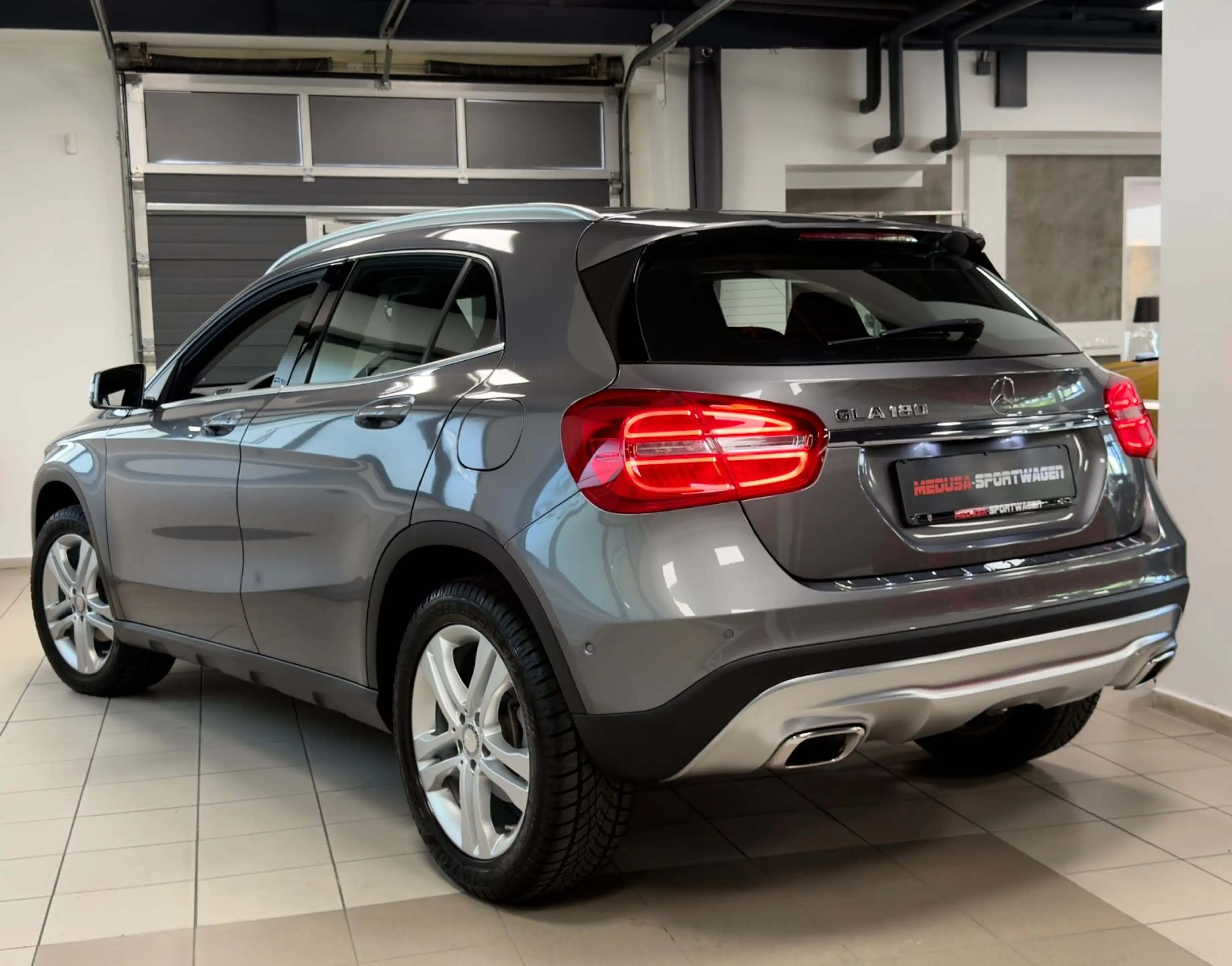 Mercedes-Benz GLA 180 AUT. NUR 13.397KM NAVI XENON TOPZUSTAND! — photo 6