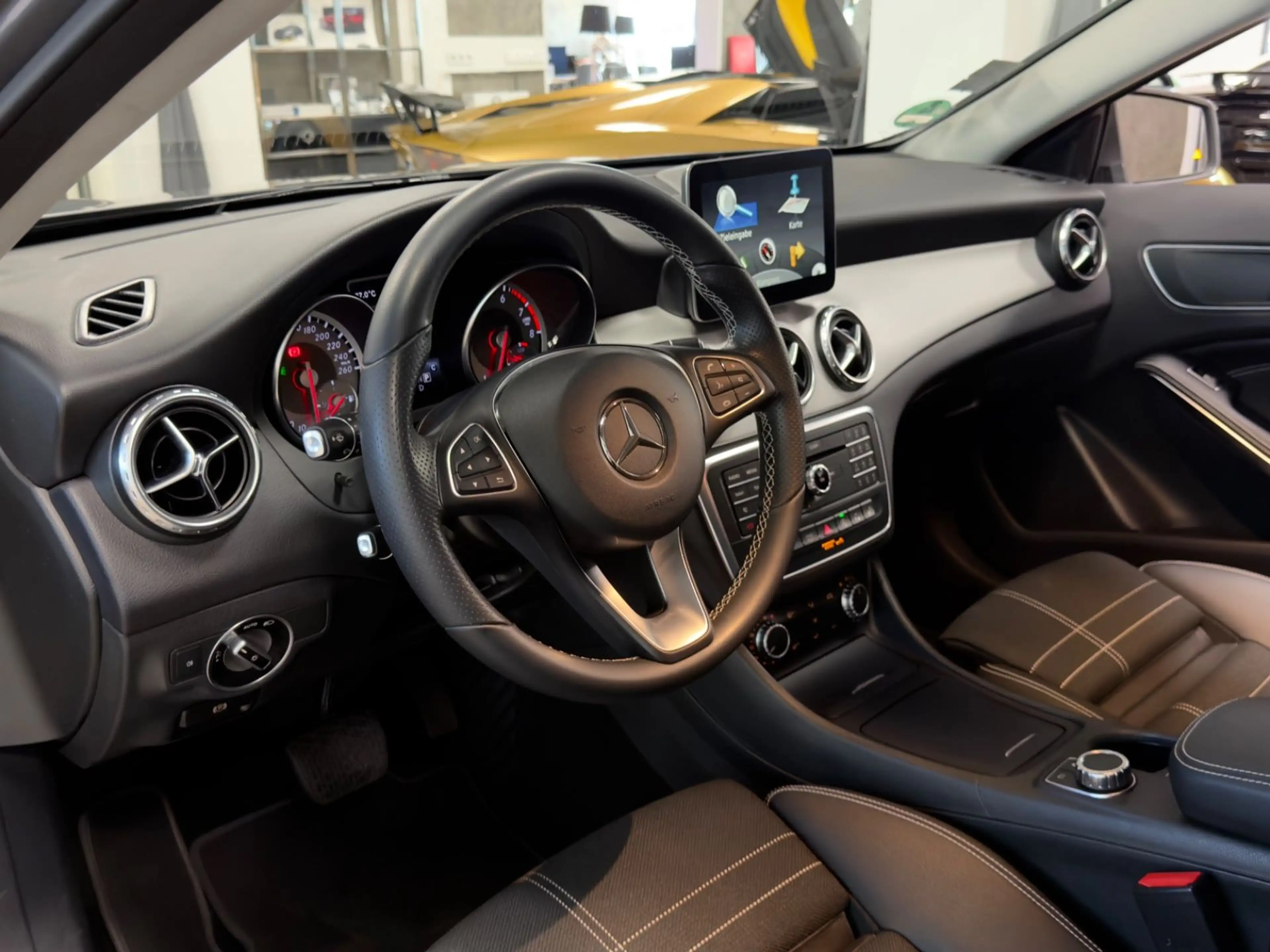 Mercedes-Benz GLA 180 AUT. NUR 13.397KM NAVI XENON TOPZUSTAND! — photo 20