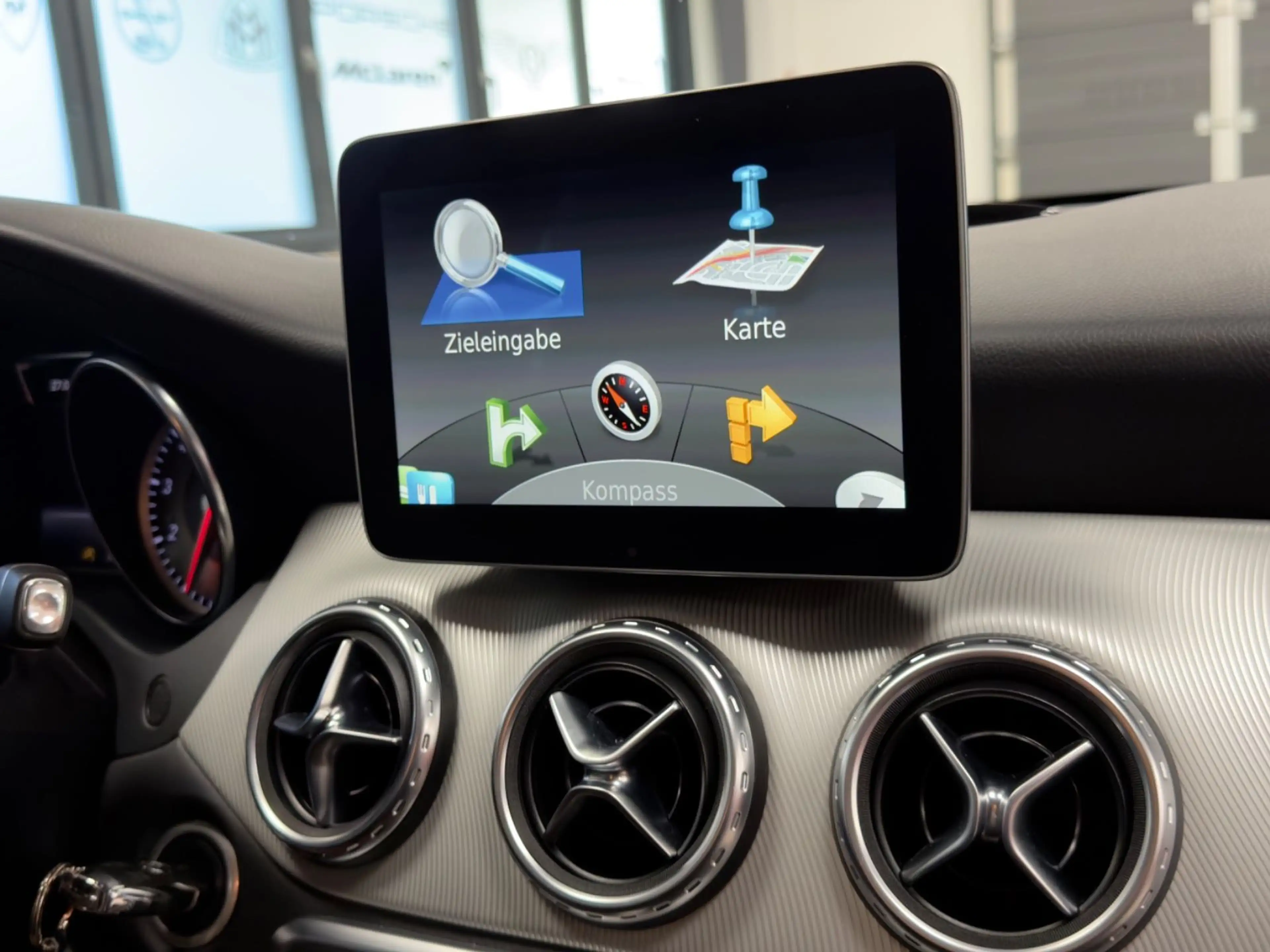 Mercedes-Benz GLA 180 AUT. NUR 13.397KM NAVI XENON TOPZUSTAND! — photo 29