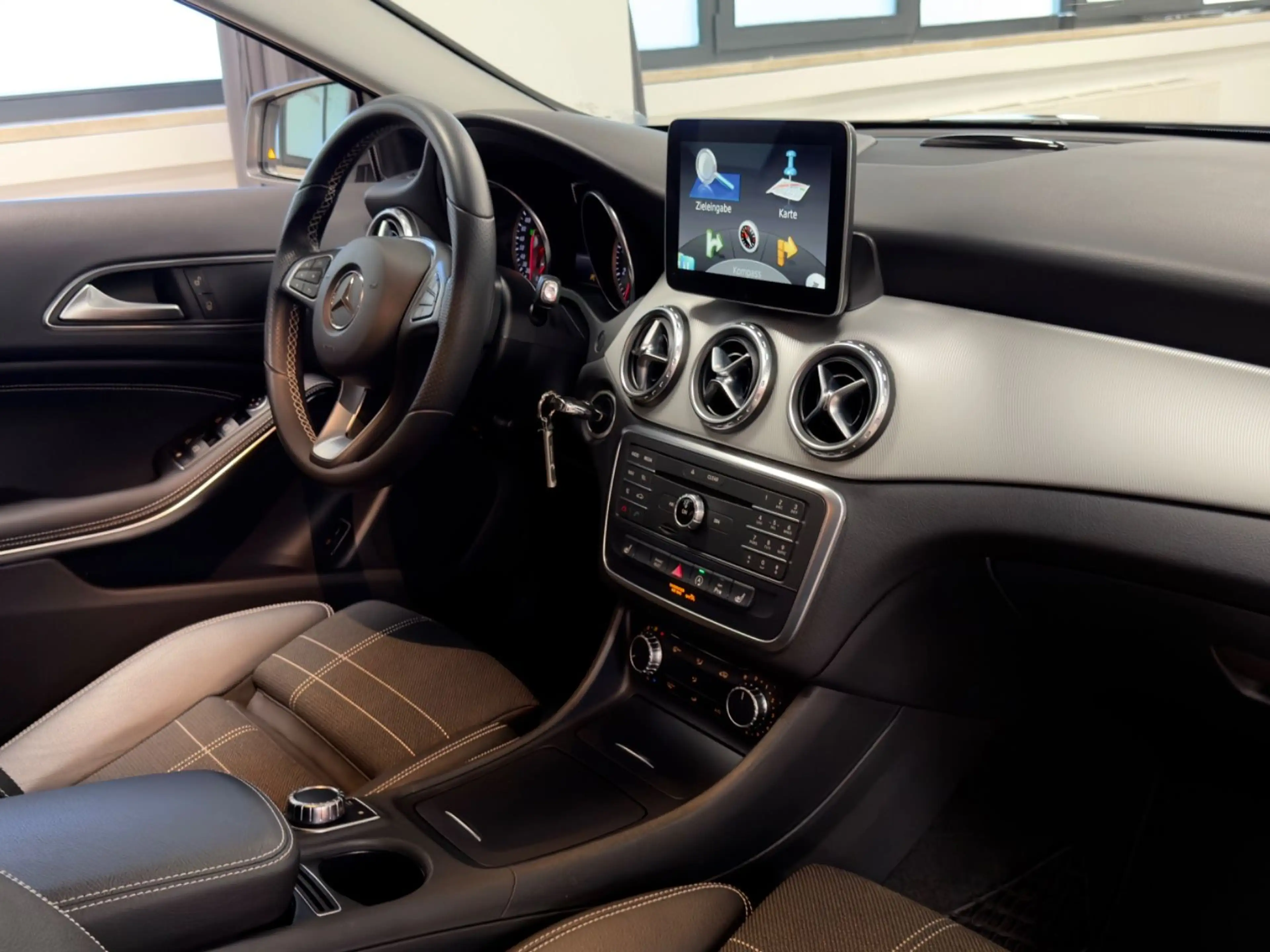 Mercedes-Benz GLA 180 AUT. NUR 13.397KM NAVI XENON TOPZUSTAND! — photo 27