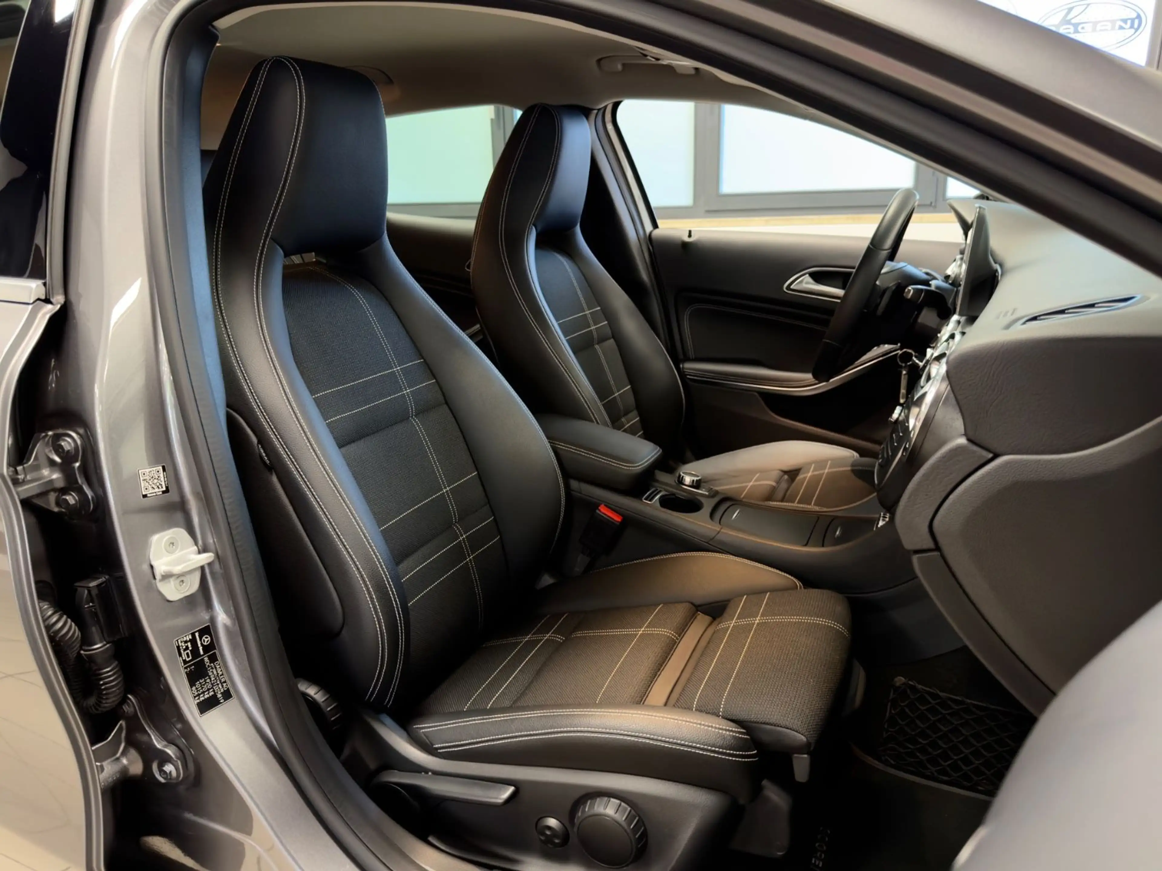 Mercedes-Benz GLA 180 AUT. NUR 13.397KM NAVI XENON TOPZUSTAND! — photo 24