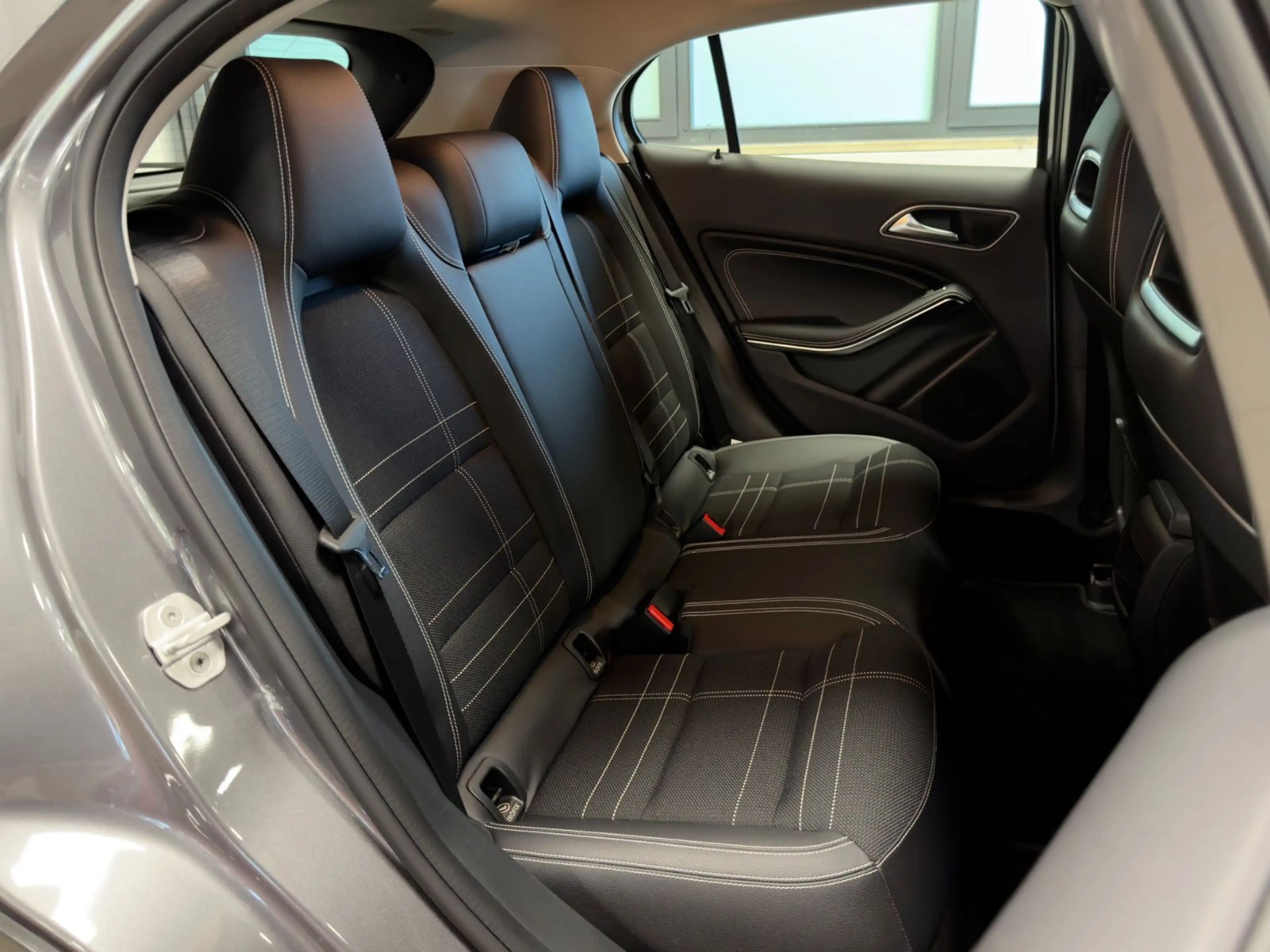 Mercedes-Benz GLA 180 AUT. NUR 13.397KM NAVI XENON TOPZUSTAND! — photo 33