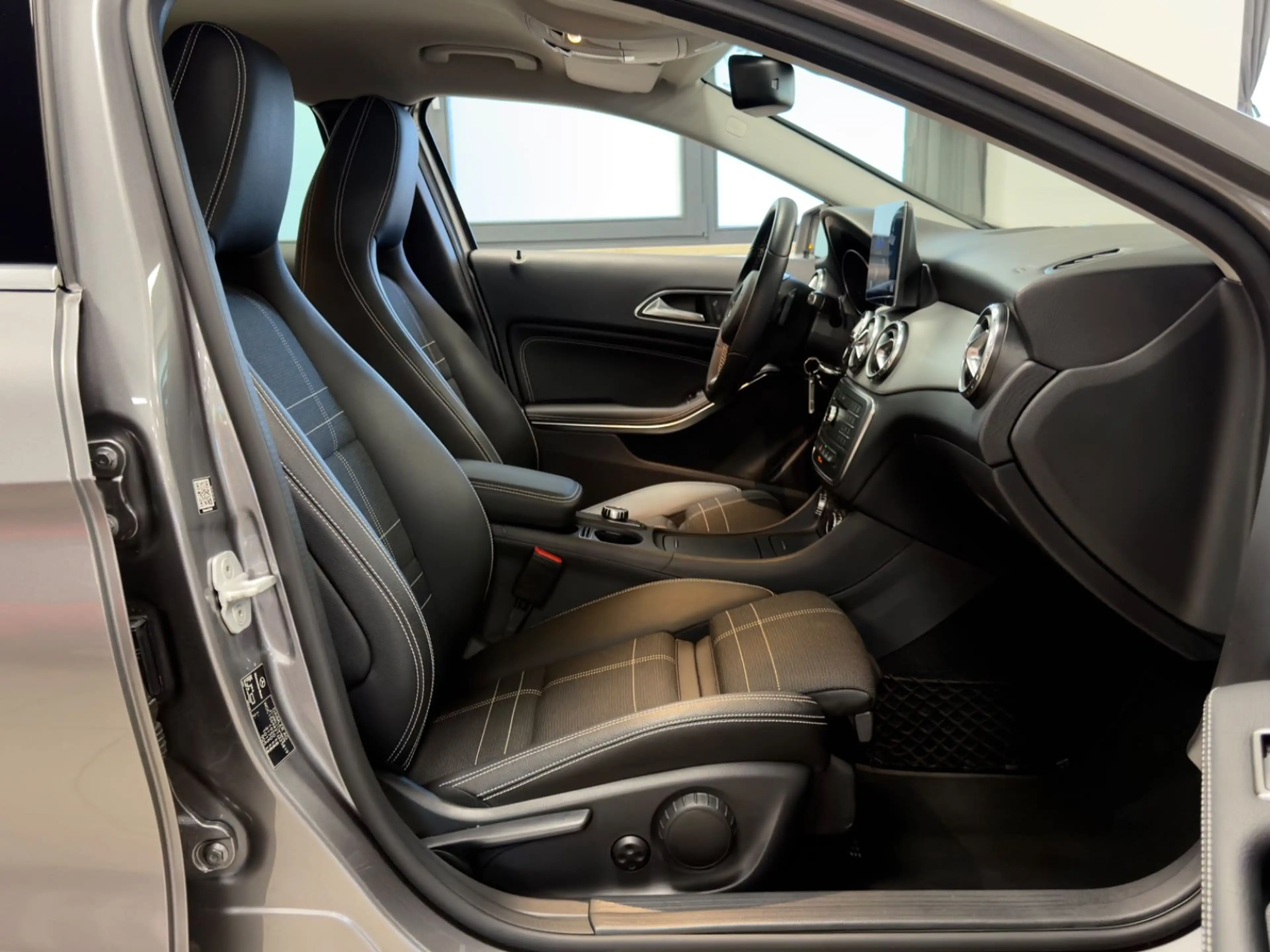 Mercedes-Benz GLA 180 AUT. NUR 13.397KM NAVI XENON TOPZUSTAND! — photo 23