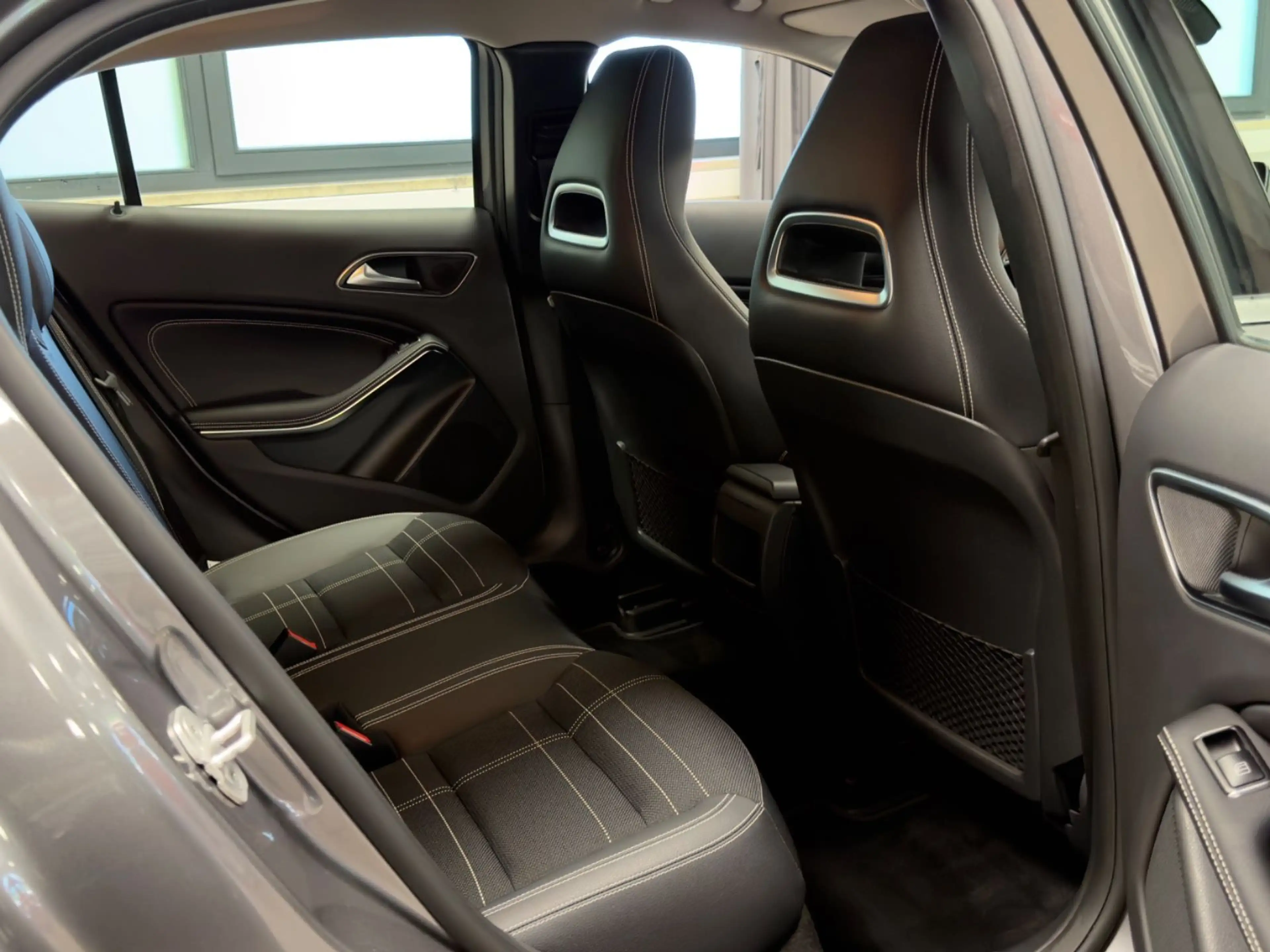Mercedes-Benz GLA 180 AUT. NUR 13.397KM NAVI XENON TOPZUSTAND! — photo 32