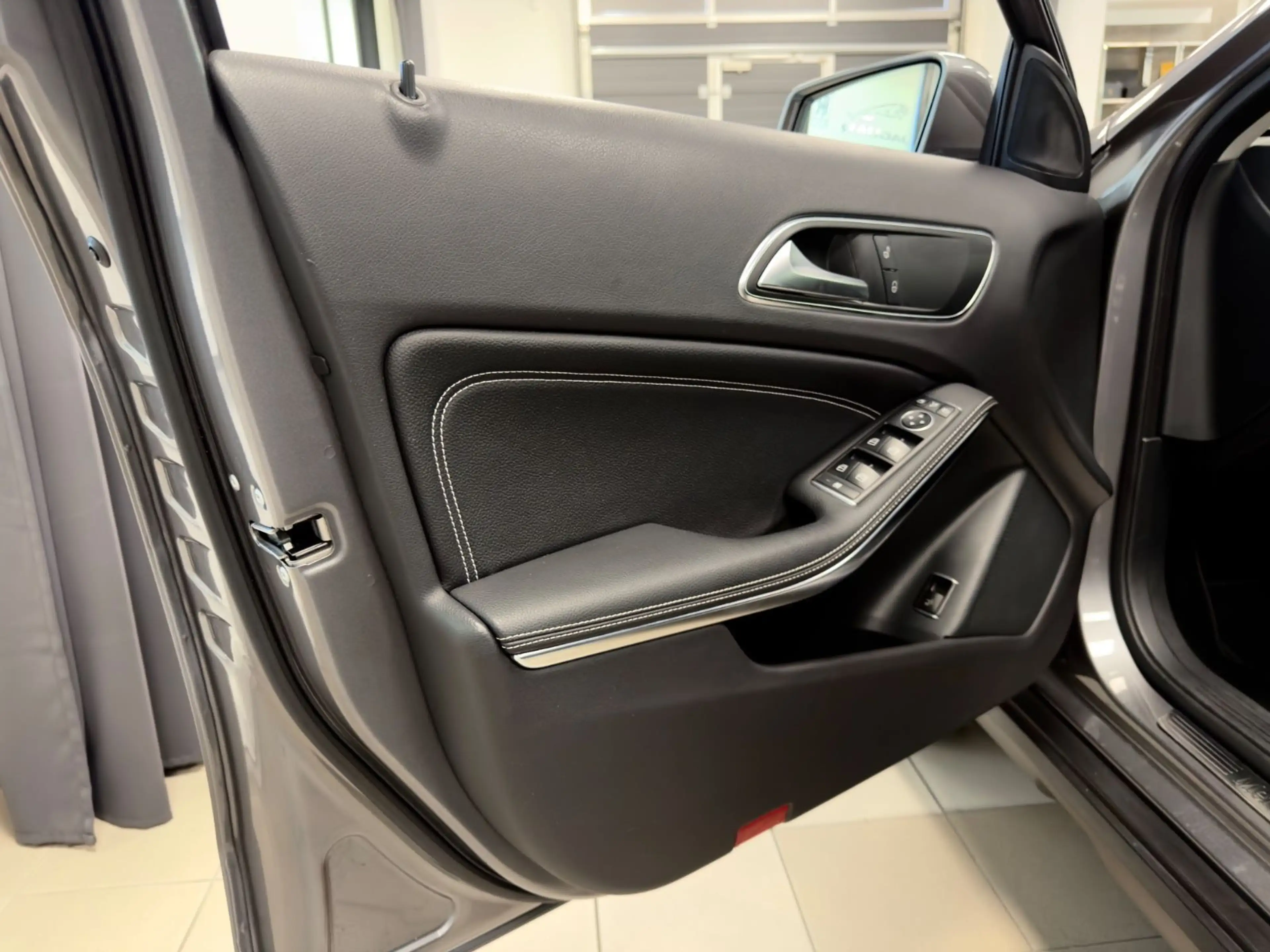Mercedes-Benz GLA 180 AUT. NUR 13.397KM NAVI XENON TOPZUSTAND! — photo 15