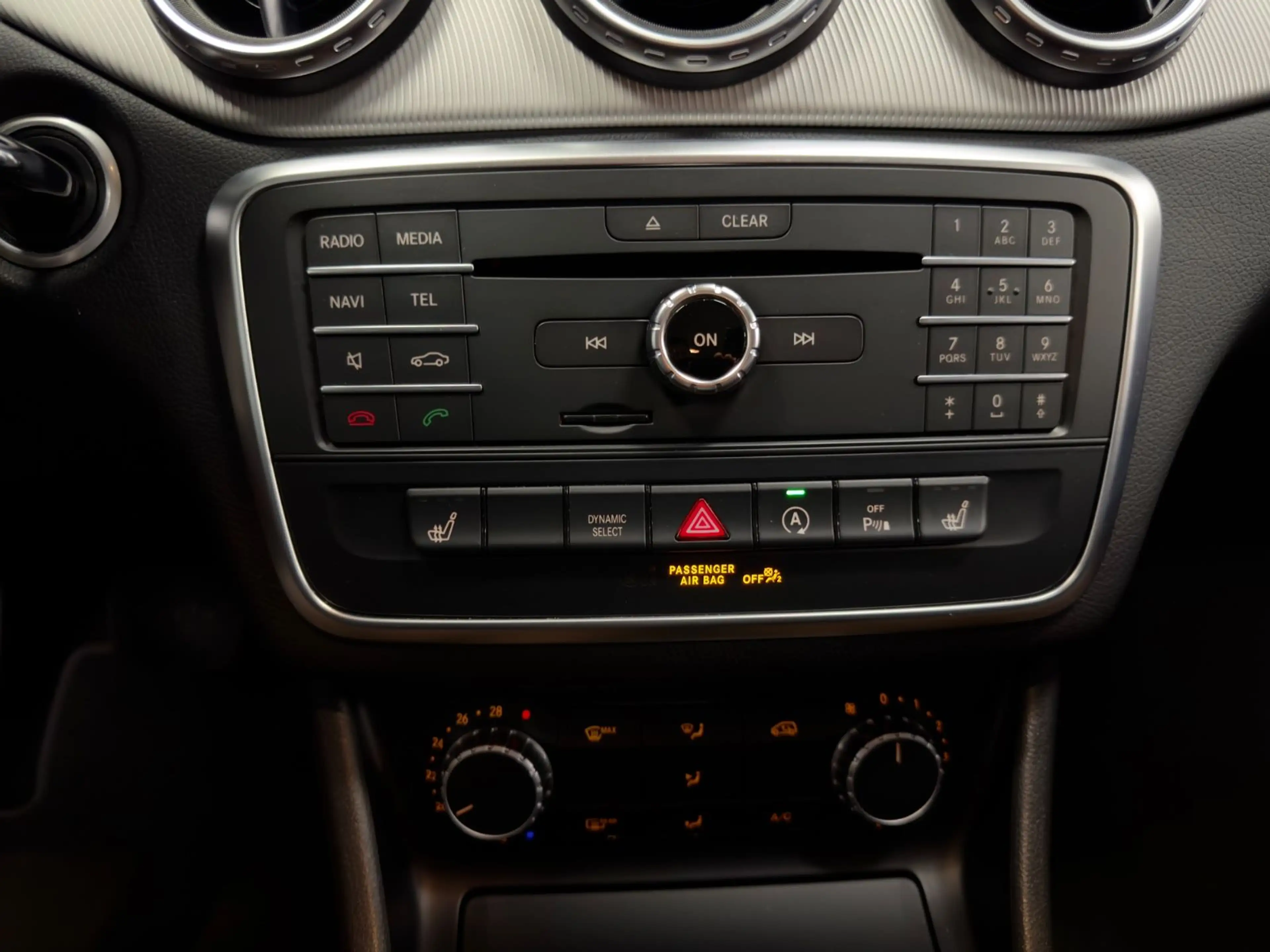 Mercedes-Benz GLA 180 AUT. NUR 13.397KM NAVI XENON TOPZUSTAND! — photo 36