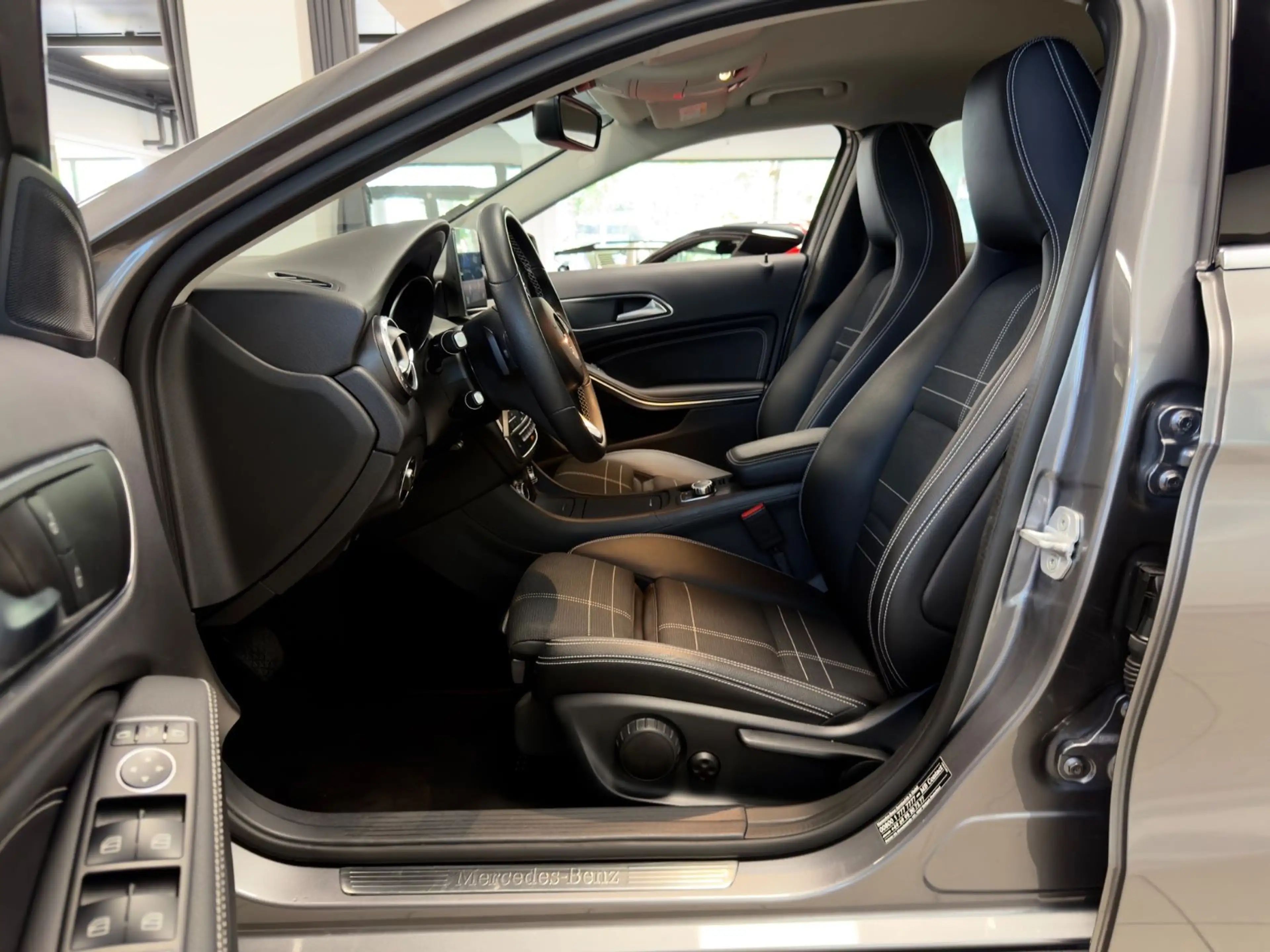 Mercedes-Benz GLA 180 AUT. NUR 13.397KM NAVI XENON TOPZUSTAND! — photo 17