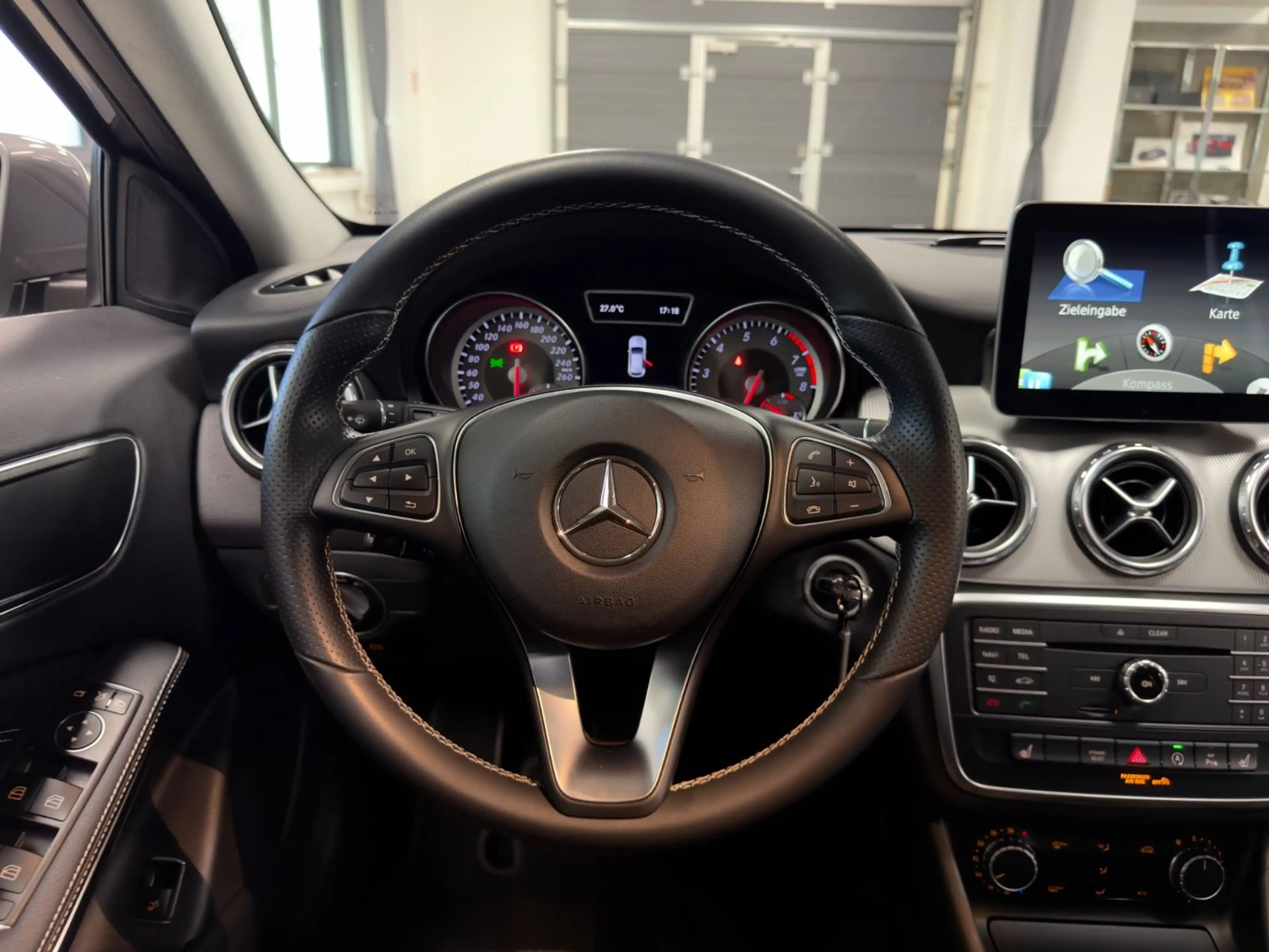 Mercedes-Benz GLA 180 AUT. NUR 13.397KM NAVI XENON TOPZUSTAND! — photo 37