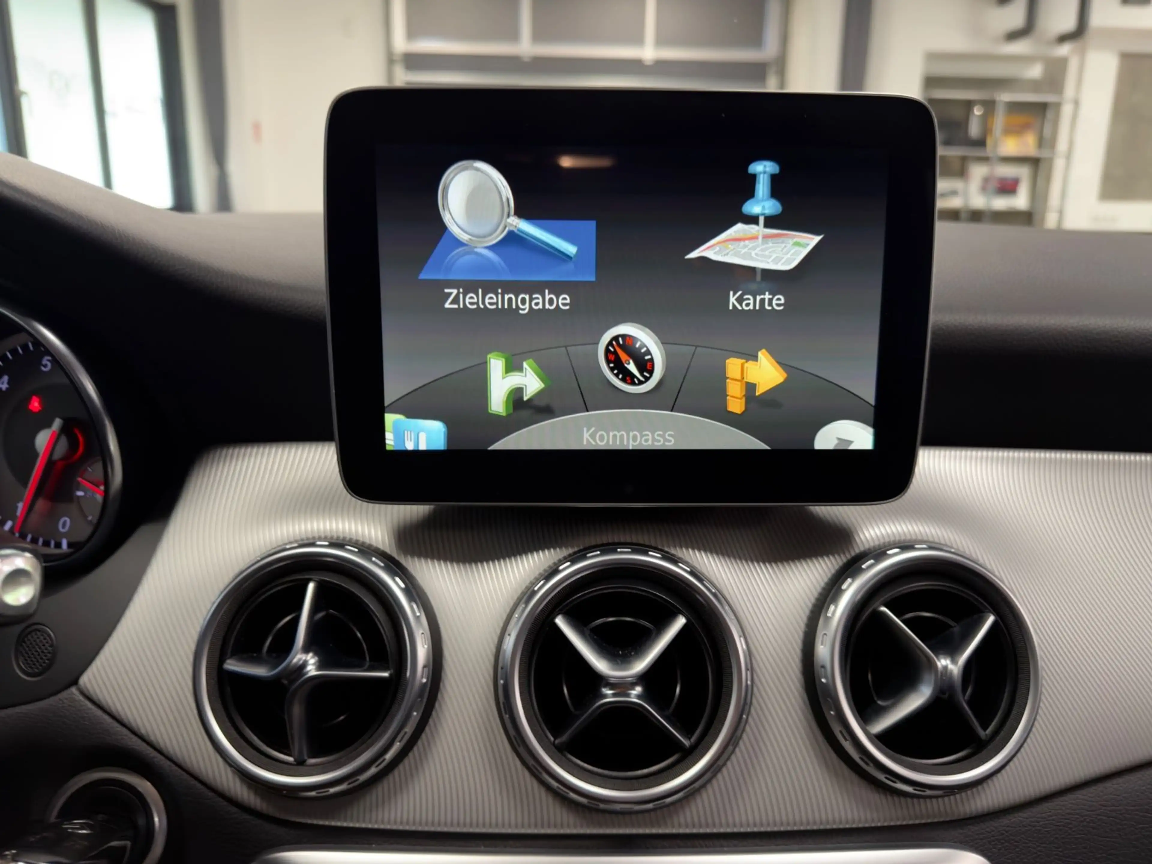 Mercedes-Benz GLA 180 AUT. NUR 13.397KM NAVI XENON TOPZUSTAND! — photo 35