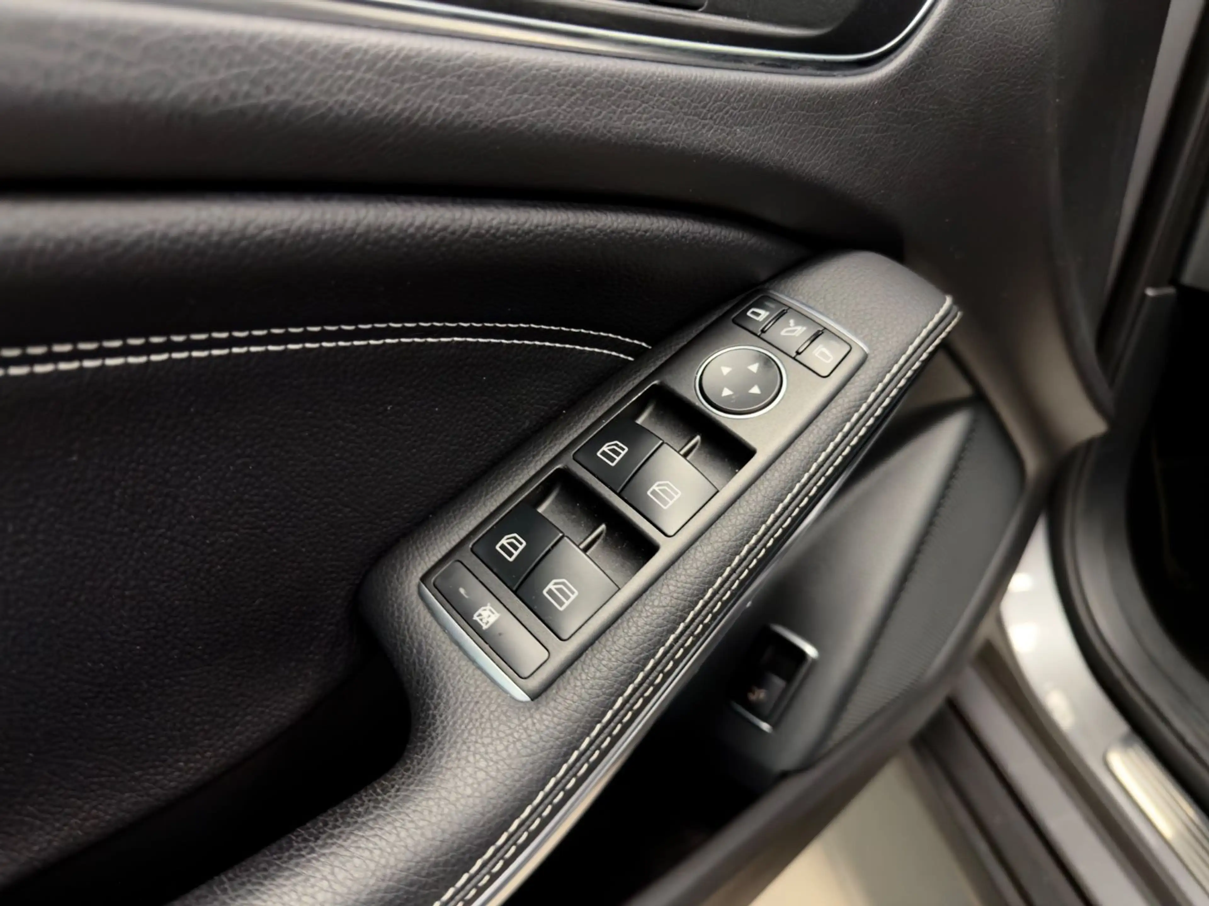 Mercedes-Benz GLA 180 AUT. NUR 13.397KM NAVI XENON TOPZUSTAND! — photo 16