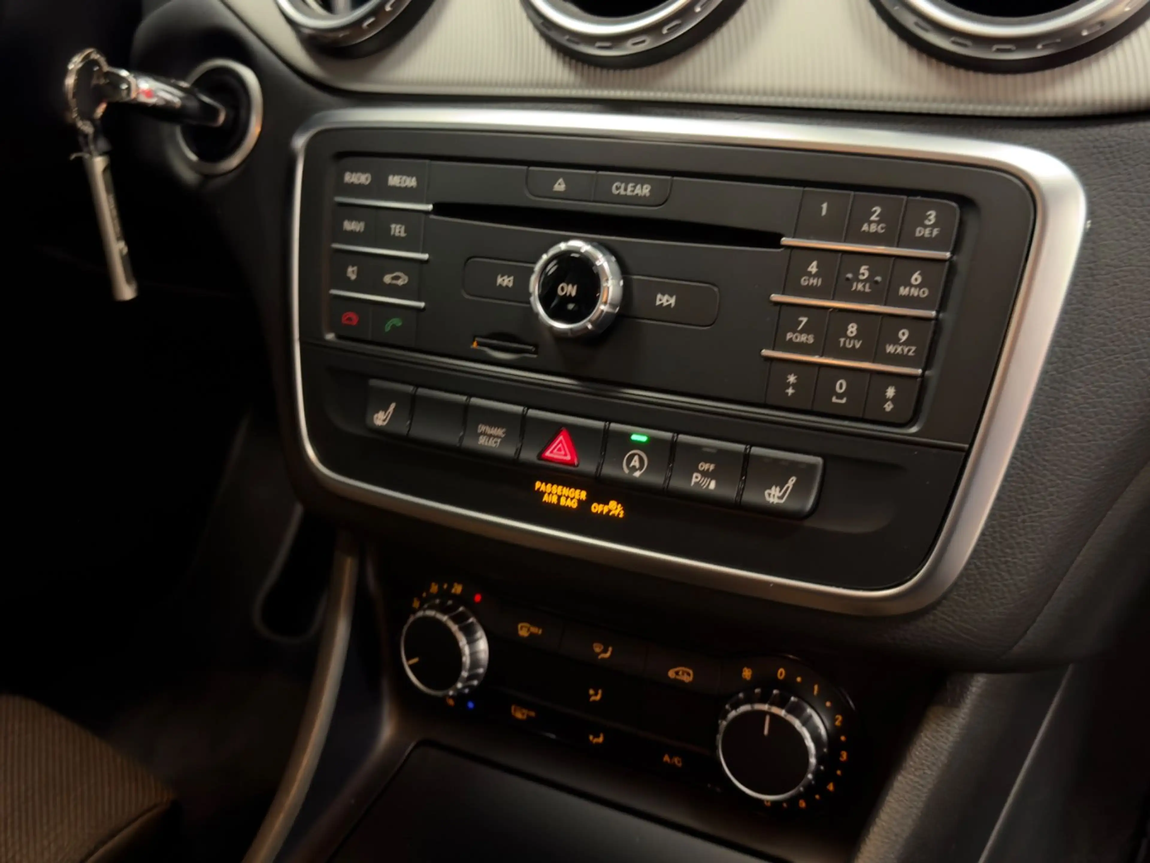 Mercedes-Benz GLA 180 AUT. NUR 13.397KM NAVI XENON TOPZUSTAND! — photo 28
