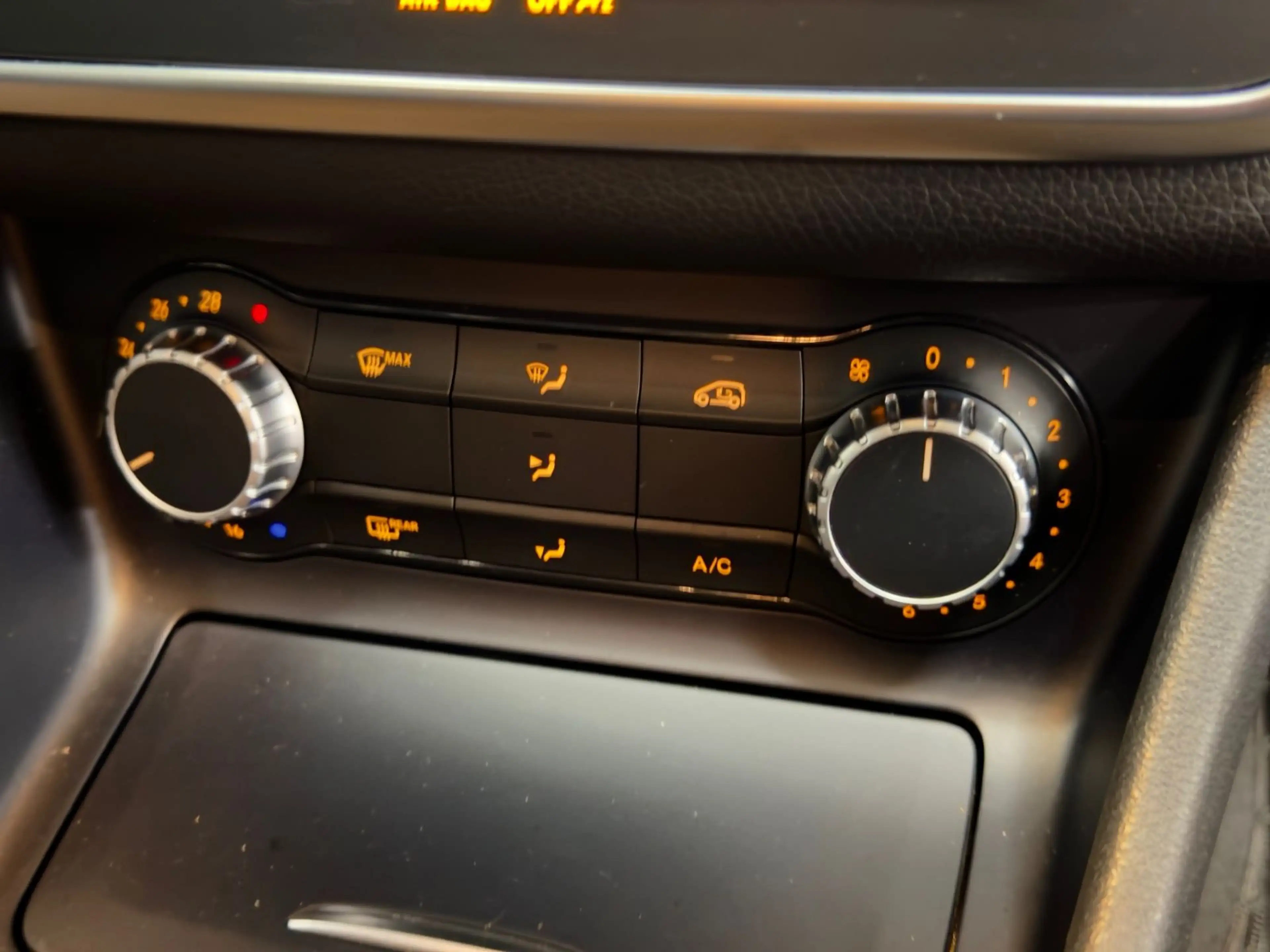 Mercedes-Benz GLA 180 AUT. NUR 13.397KM NAVI XENON TOPZUSTAND! — photo 31