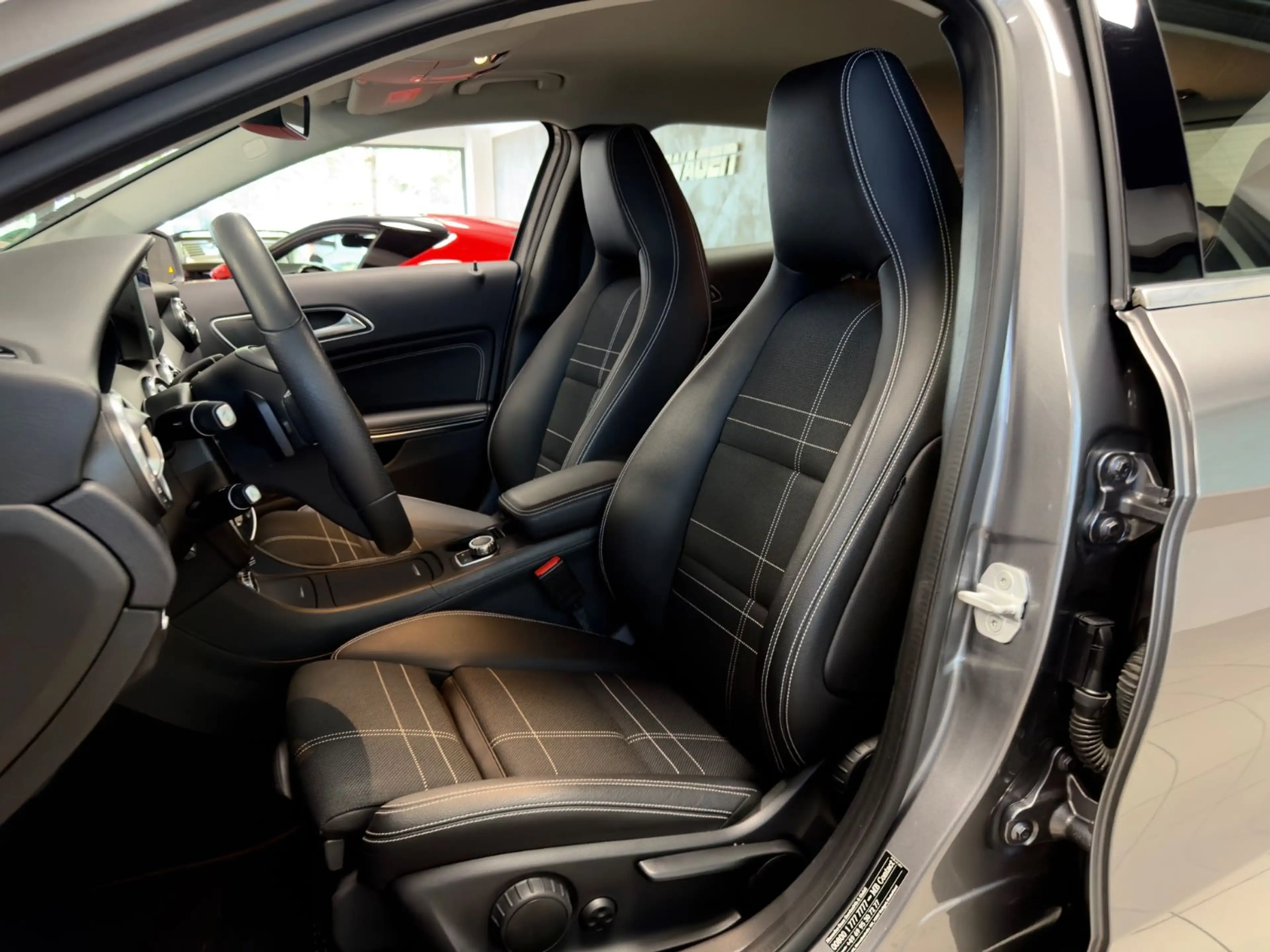 Mercedes-Benz GLA 180 AUT. NUR 13.397KM NAVI XENON TOPZUSTAND! — photo 18