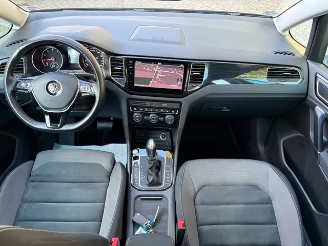 Volkswagen Golf view 8