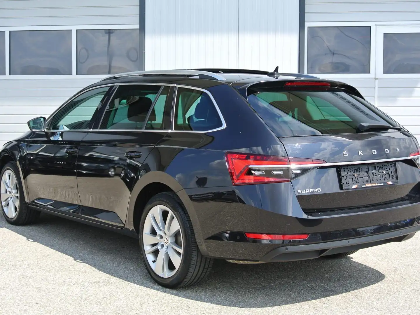 Skoda Superb Kombi 2.0 TDI DSG Style * PANO * AHK * LED *KAMERA Schwarz - 2