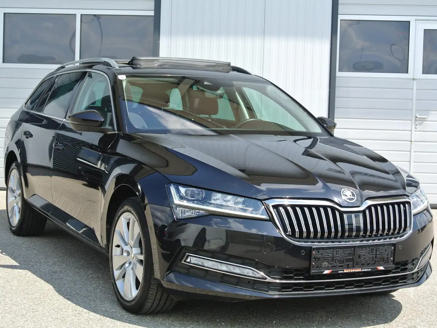 Skoda Superb Kombi 2.0 TDI DSG Style * PANO * AHK * LED *KAMERA Schwarz - 1