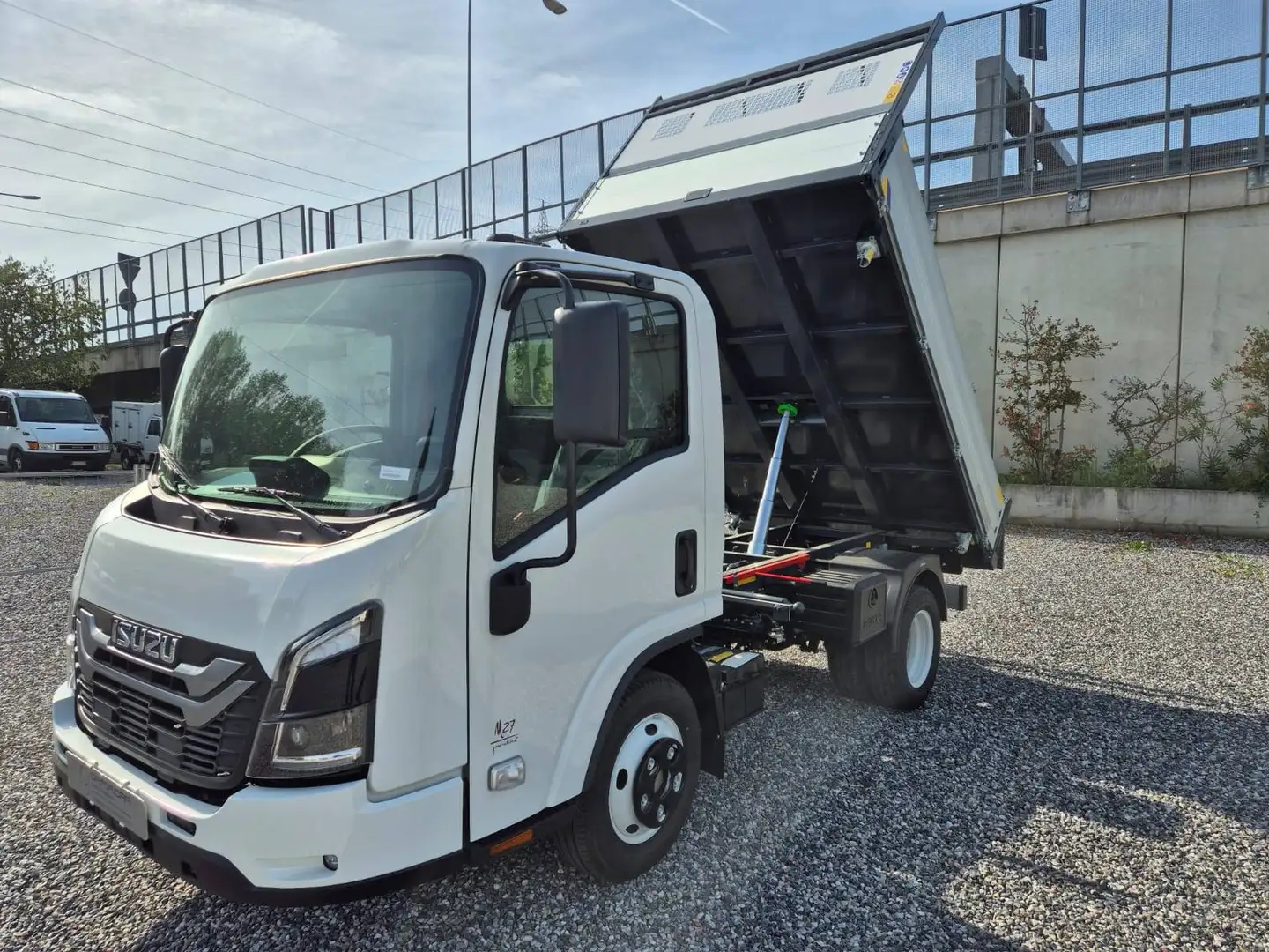 Isuzu N35 Weiß - 1