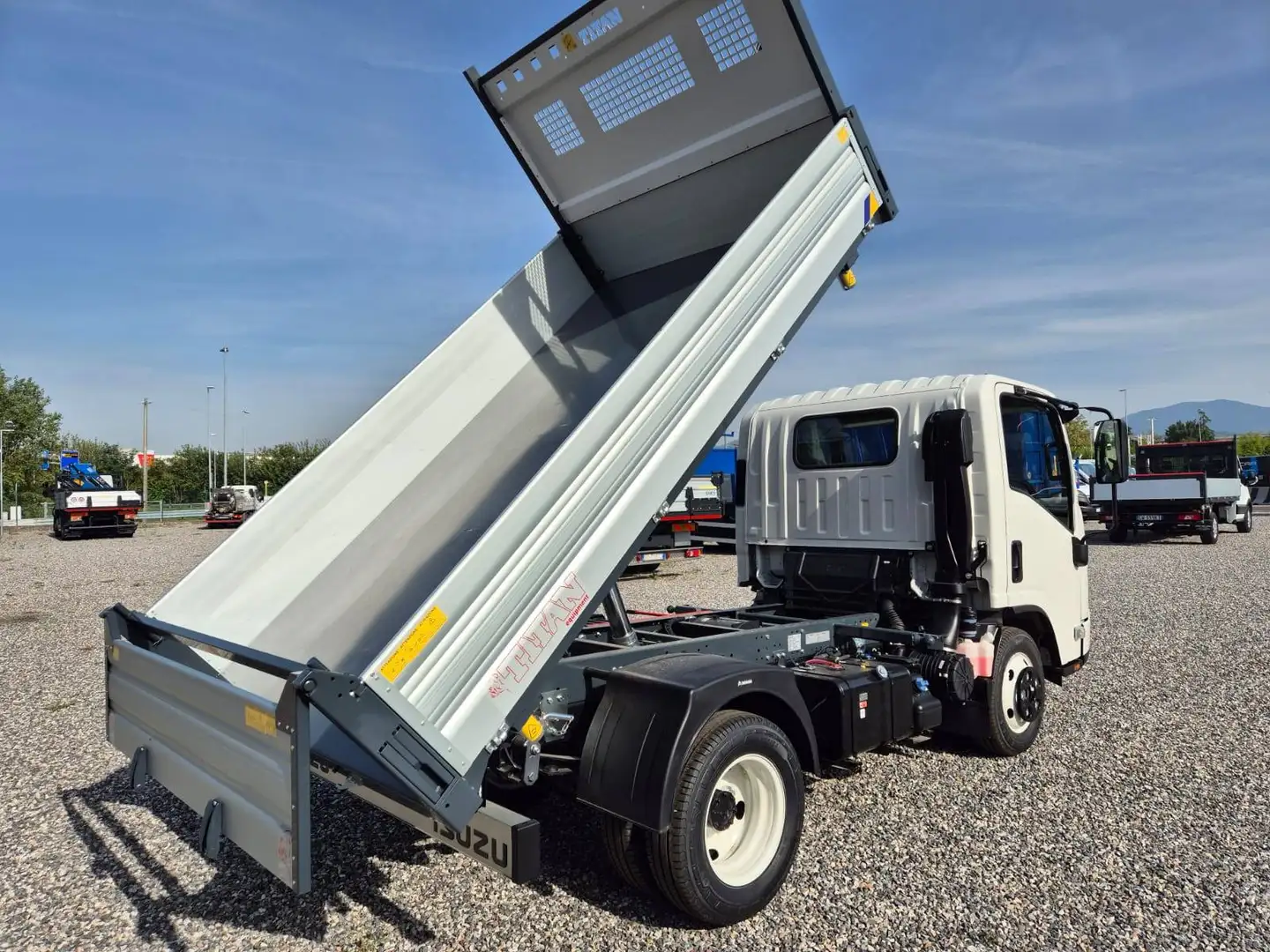 Isuzu N35 Weiß - 2