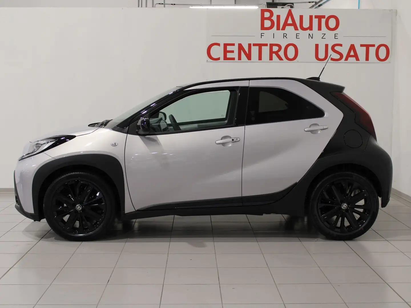 Toyota Aygo X 1.0 VVT-i 72 CV 5 porte JBL Special Edition Plateado - 2