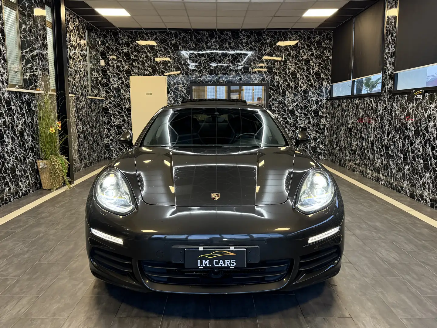 Porsche Panamera 3.0 250cv Gris - 2