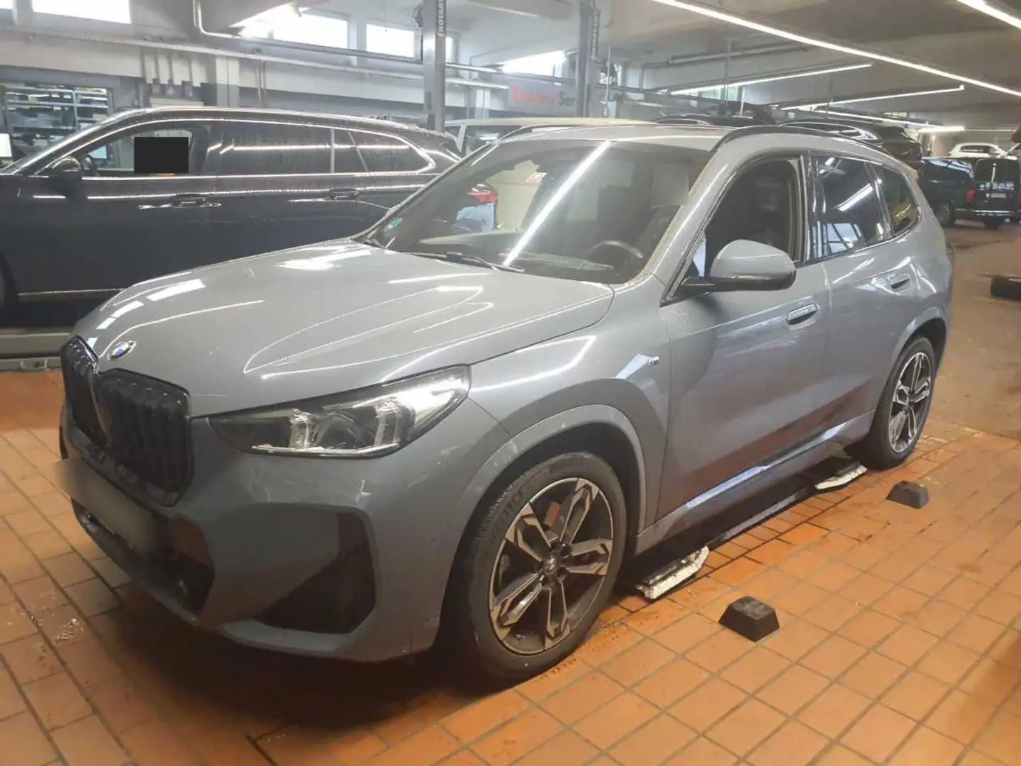 BMW X1 xDrive 23i M Sport HUD KAM PANO H&K NAV SHZ Grau - 2
