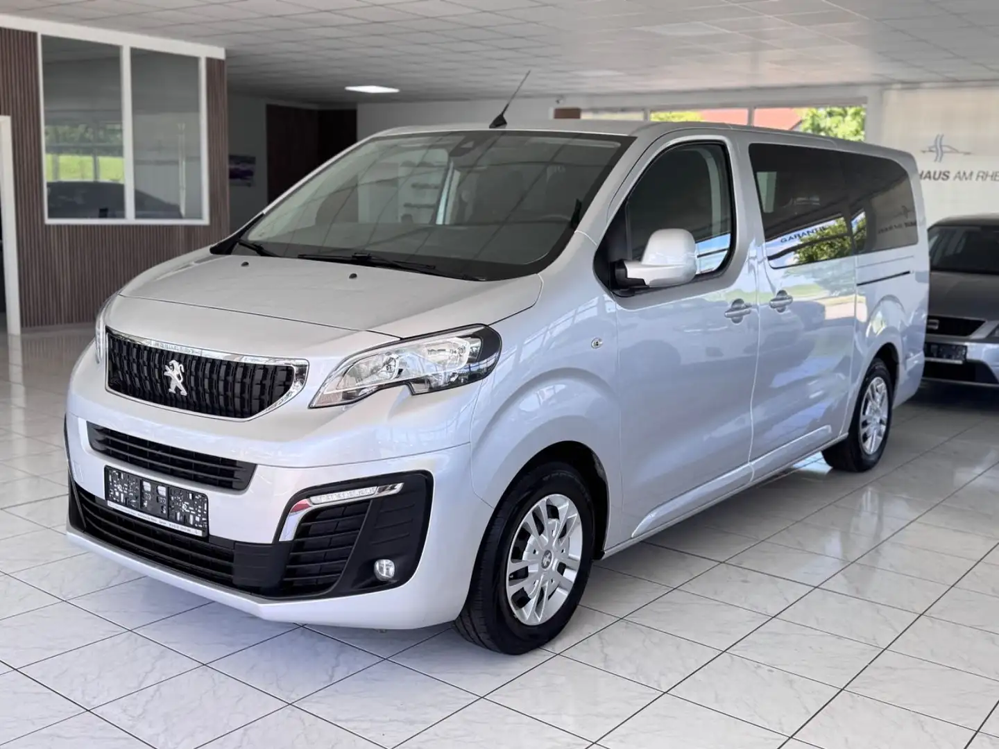 Peugeot Traveller BlueHDi+9-Sitzer+Navi+Tempomat+TOP! Stříbrná - 2