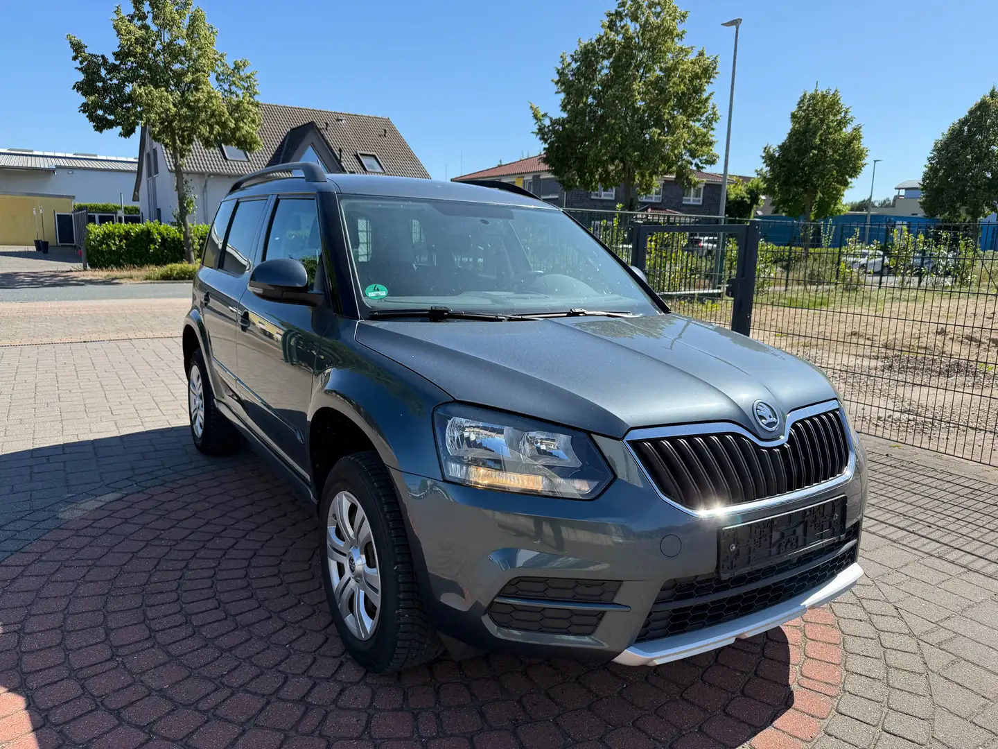 Skoda Yeti 1.2 TSI Active TEMPOMAT+SITZHG+PDC Gris - 2