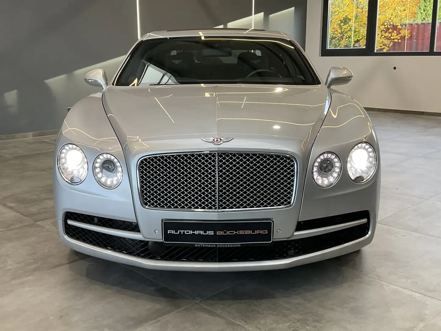 Bentley Flying Spur Gümüş rengi - 2