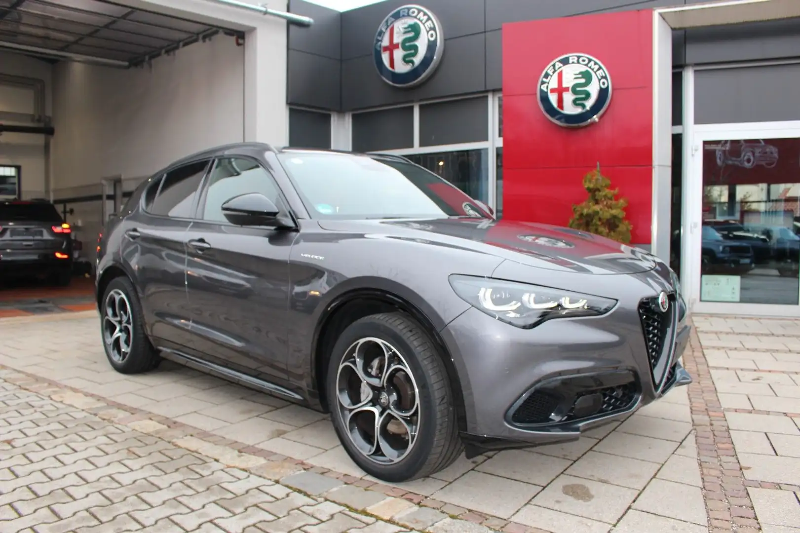 Alfa Romeo Stelvio Veloce Q4 Matrix/Premium Paket Grau - 2