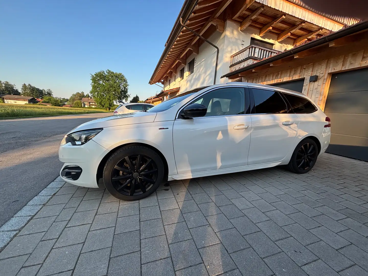 Peugeot 308 308 SW 1,6 BlueHDi 120 GT Line S Weiß - 2