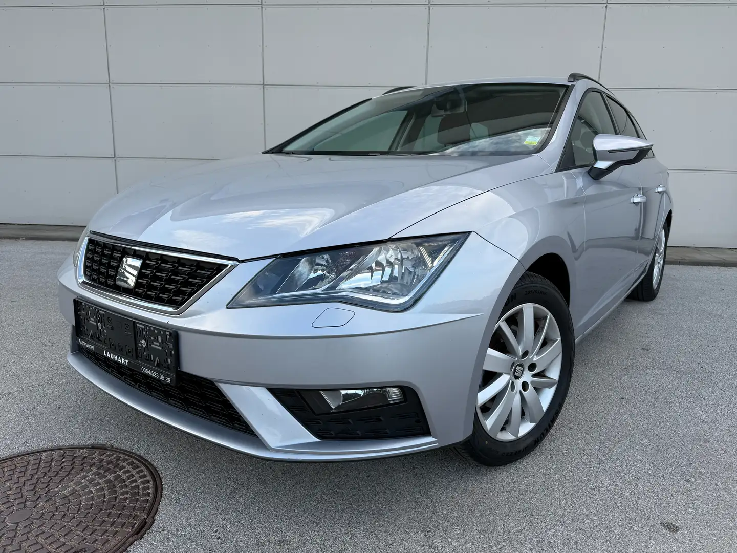 SEAT Leon 1.6 TDI Kombi Reference Silber - 1
