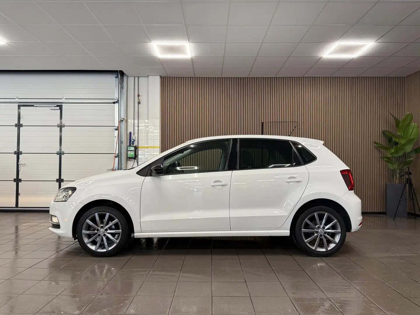 Volkswagen Polo 1.2 TSI First Edition * Trekhaak / LM Velgen / Cru Wit - 2