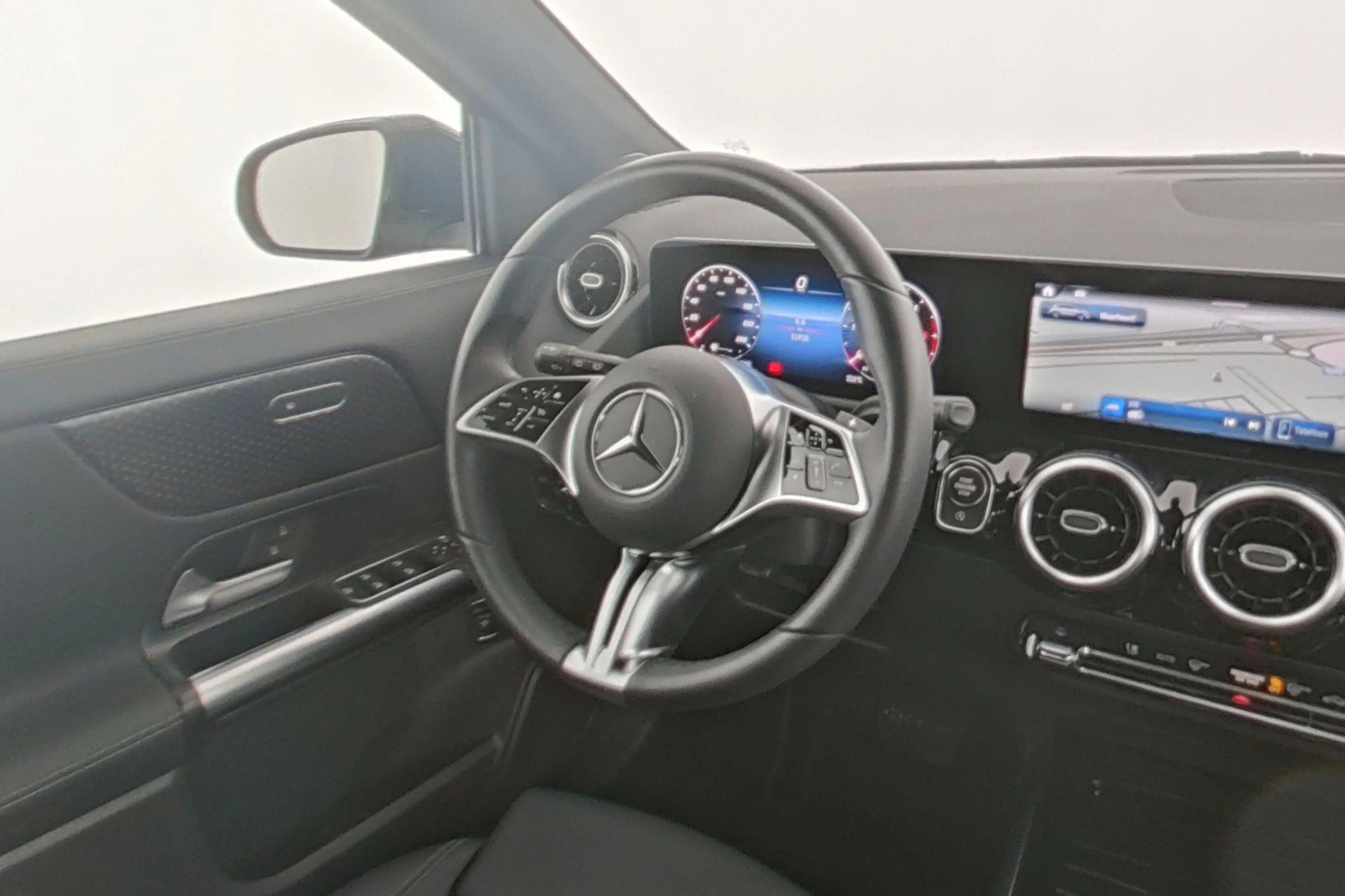 Mercedes-Benz GLA 180 d Progressive — photo 13