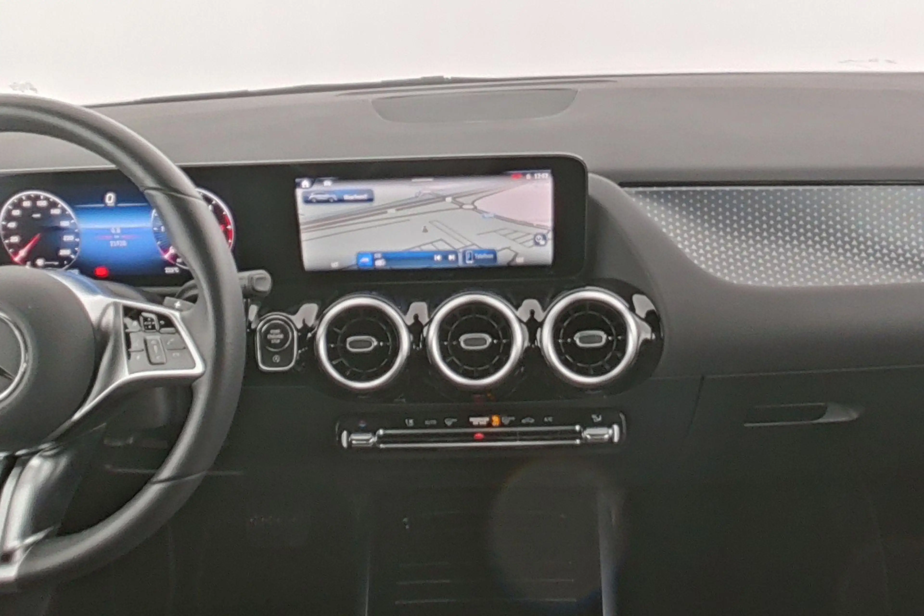 Mercedes-Benz GLA 180 d Progressive — photo 15