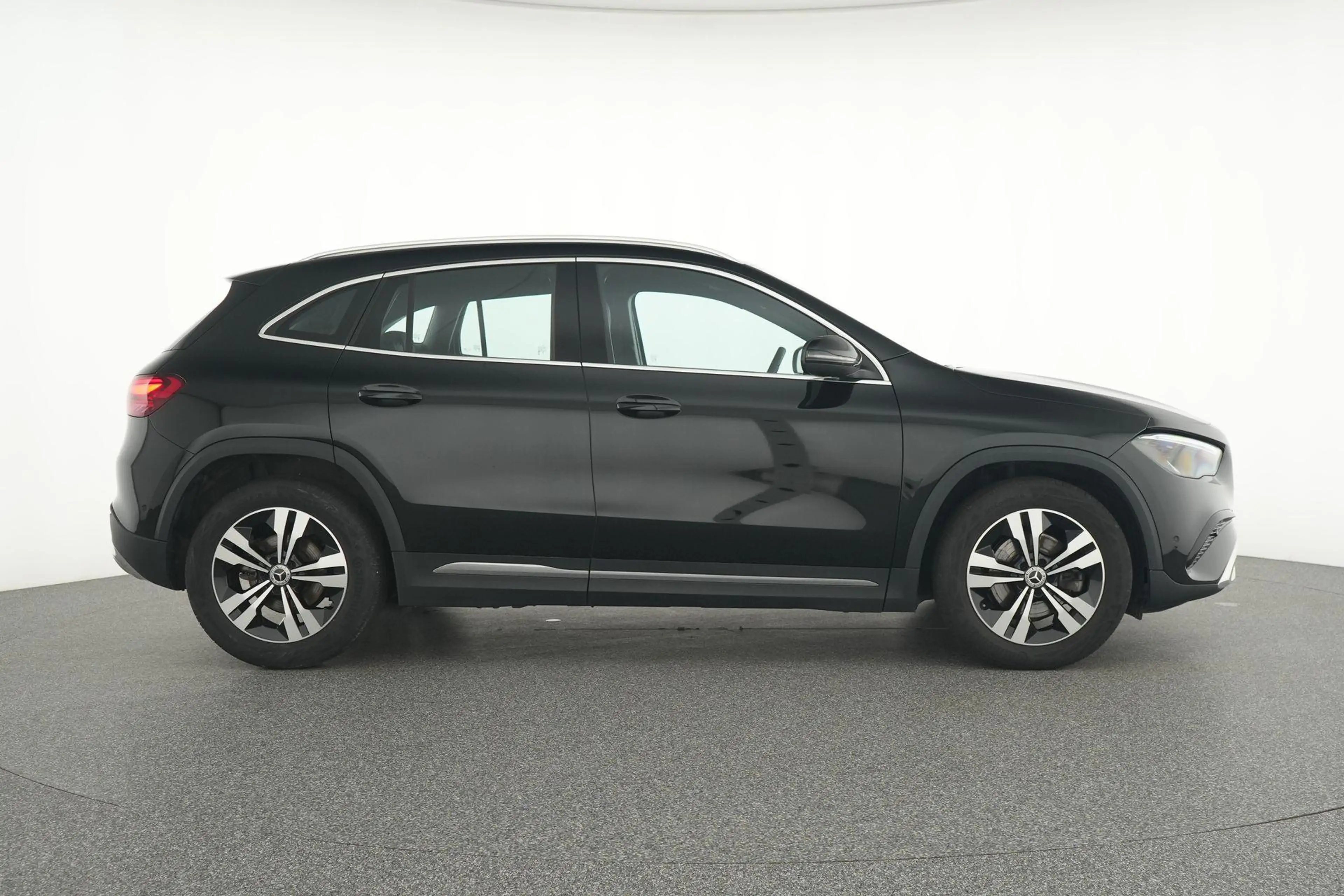 Mercedes-Benz GLA 180 d Progressive — photo 9