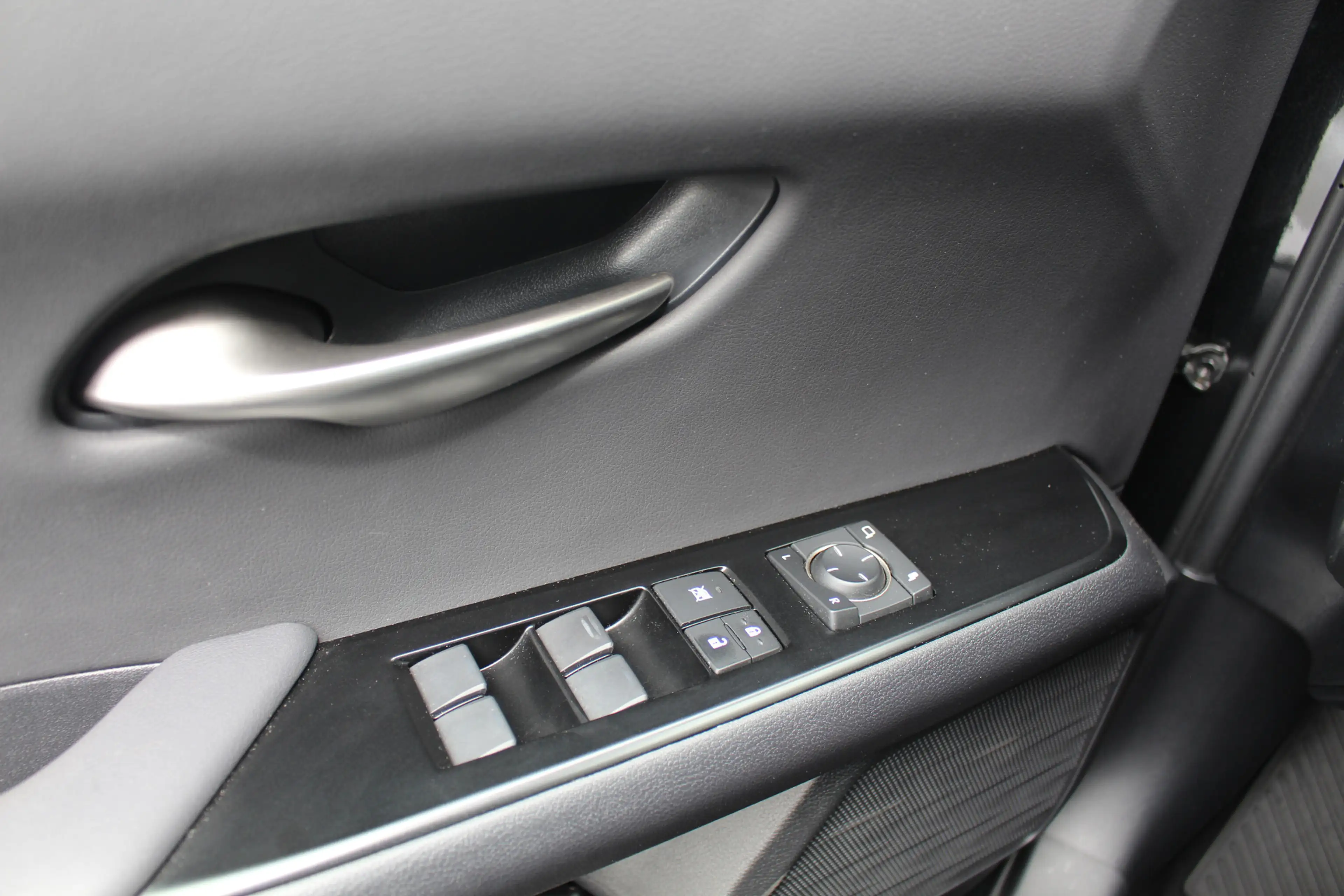 Lexus UX 250h Hybrid F-Sport Design I Leder I Applecarplay I Met — photo 14