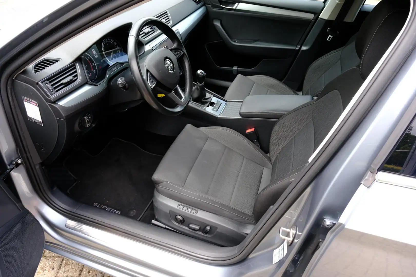 Skoda Superb 1.4 TSI ACT Ambition Business Navi|Clima|Apple Car Grijs - 2