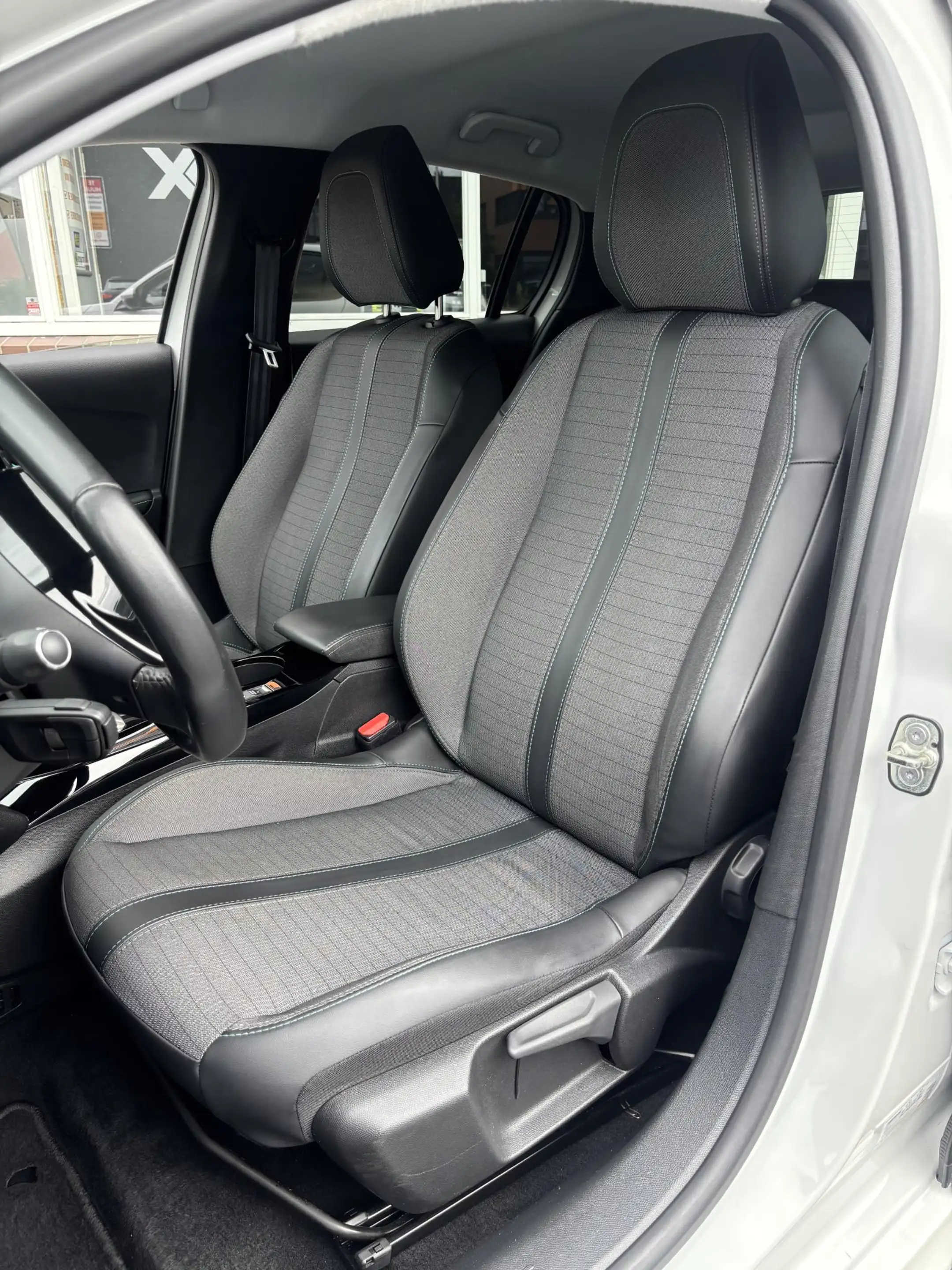 Peugeot e-208 EV Allure Pack 50 kWh — photo 2