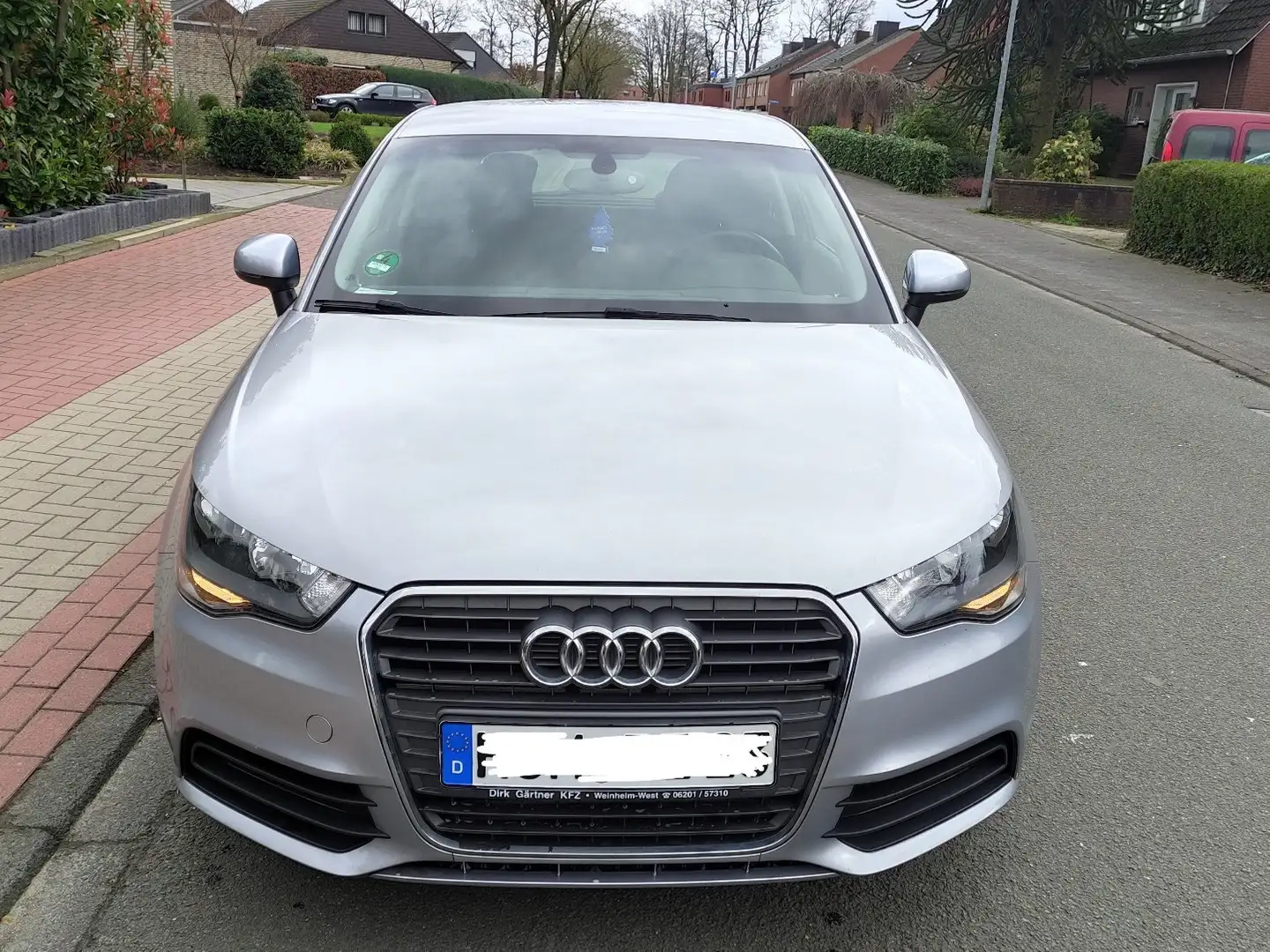 Audi A1 1.6 TDI 90 Ambiente S tronic Silber - 1