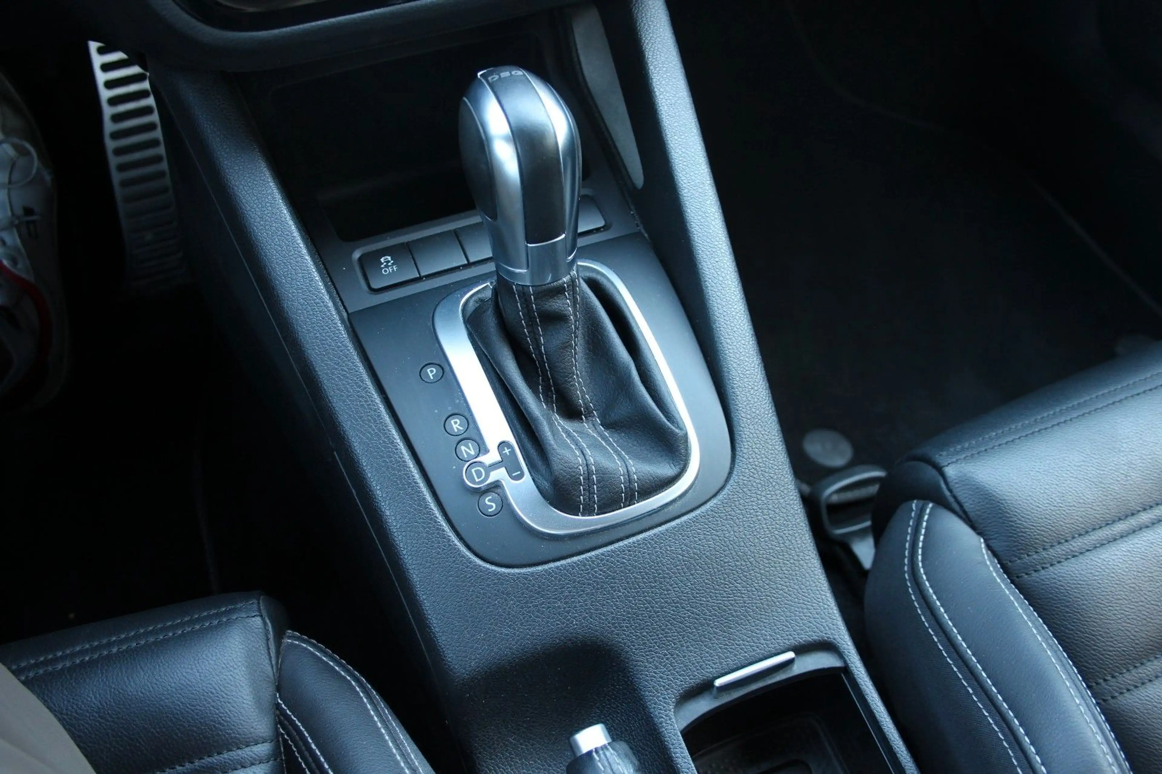 Volkswagen Scirocco 2.0 TSI R — photo 10