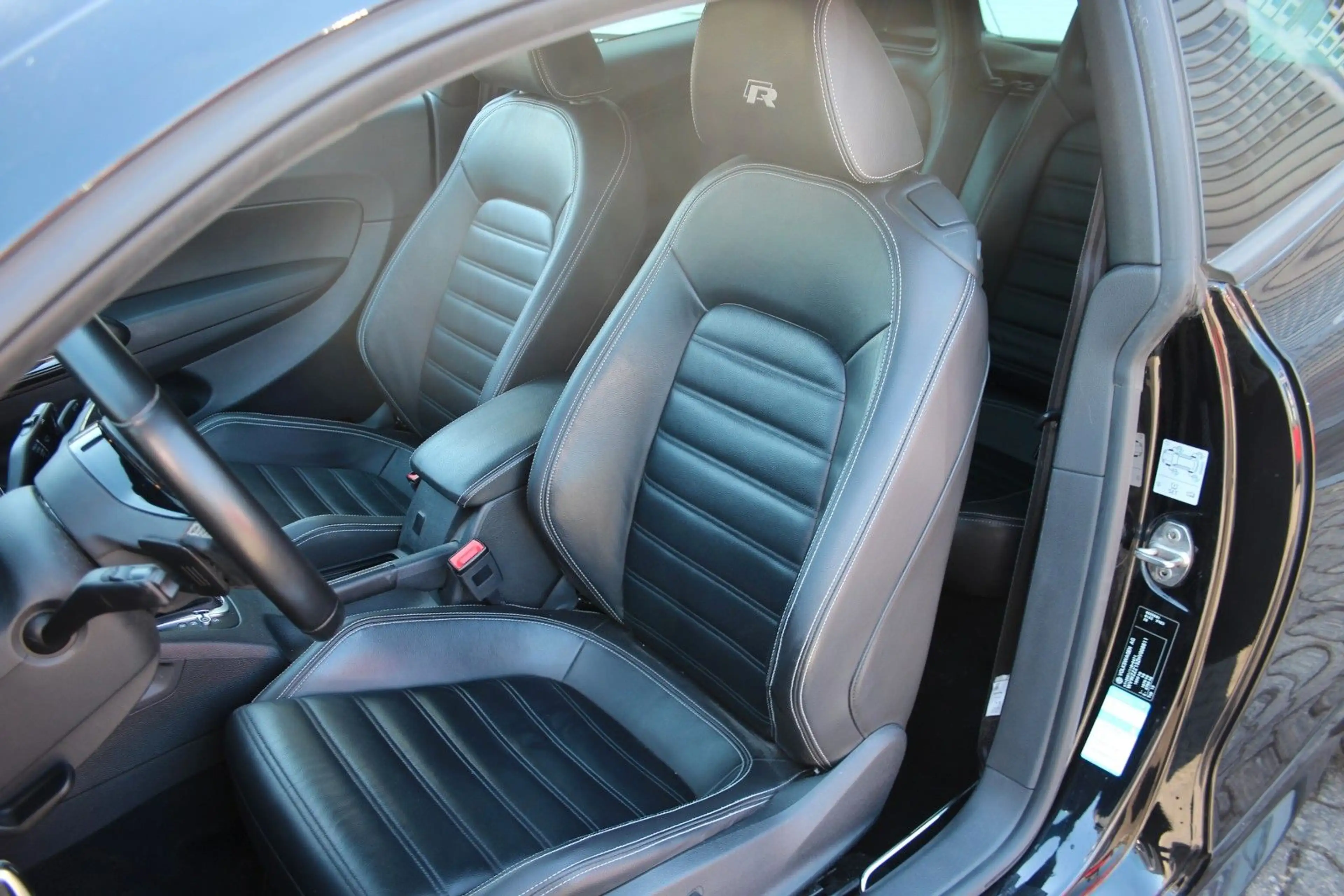Volkswagen Scirocco 2.0 TSI R — photo 11