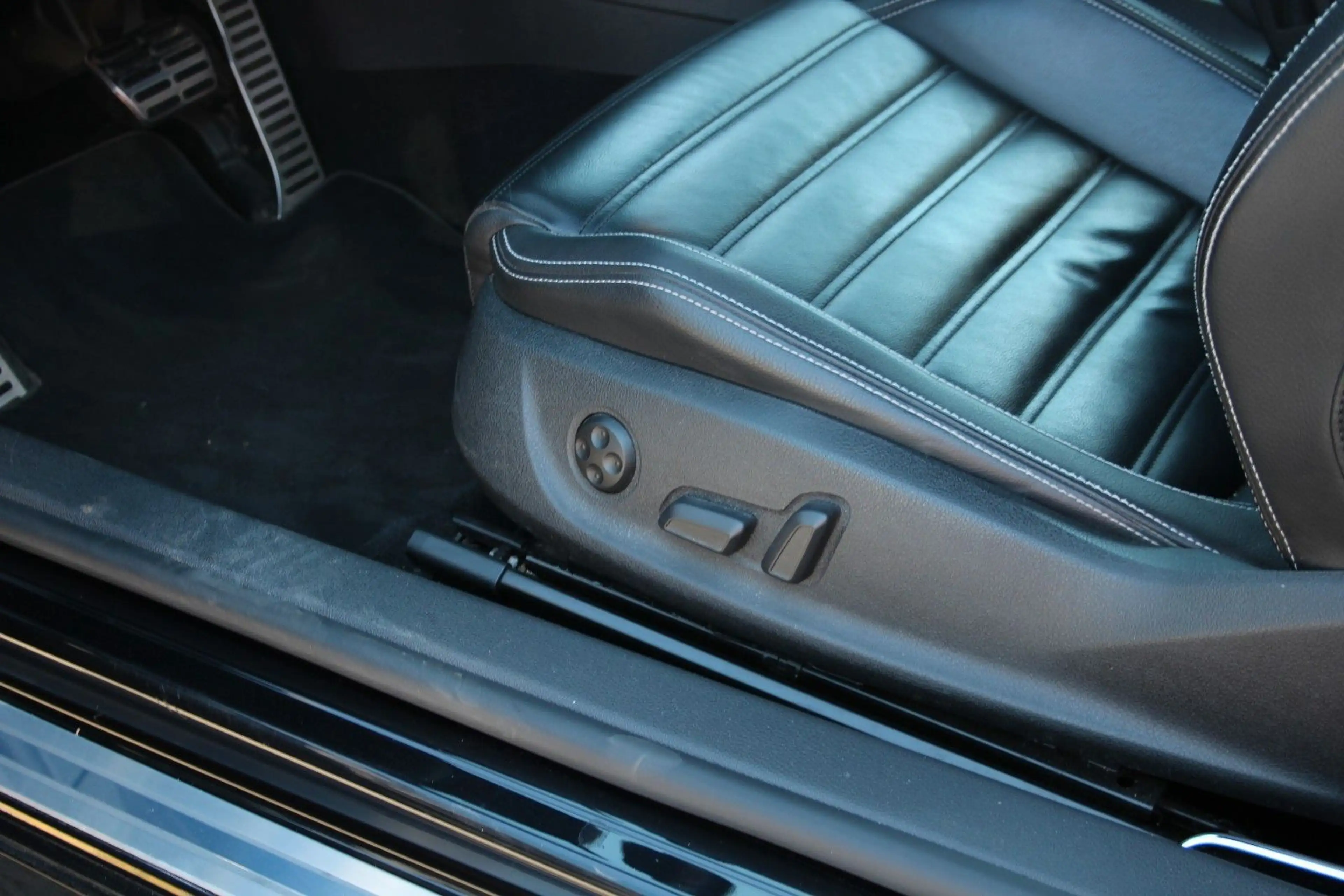 Volkswagen Scirocco 2.0 TSI R — photo 12