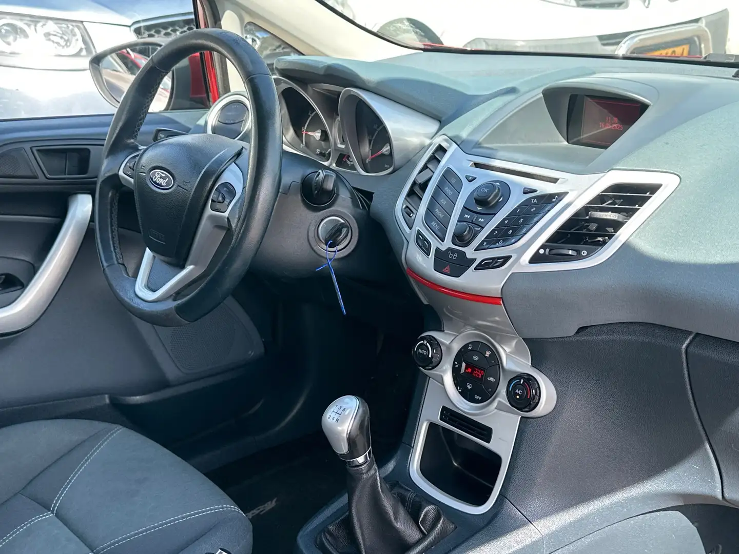 Ford Fiesta 1.4 Titanium Airco - Nieuw apk - PDC - LMV Rood - 2