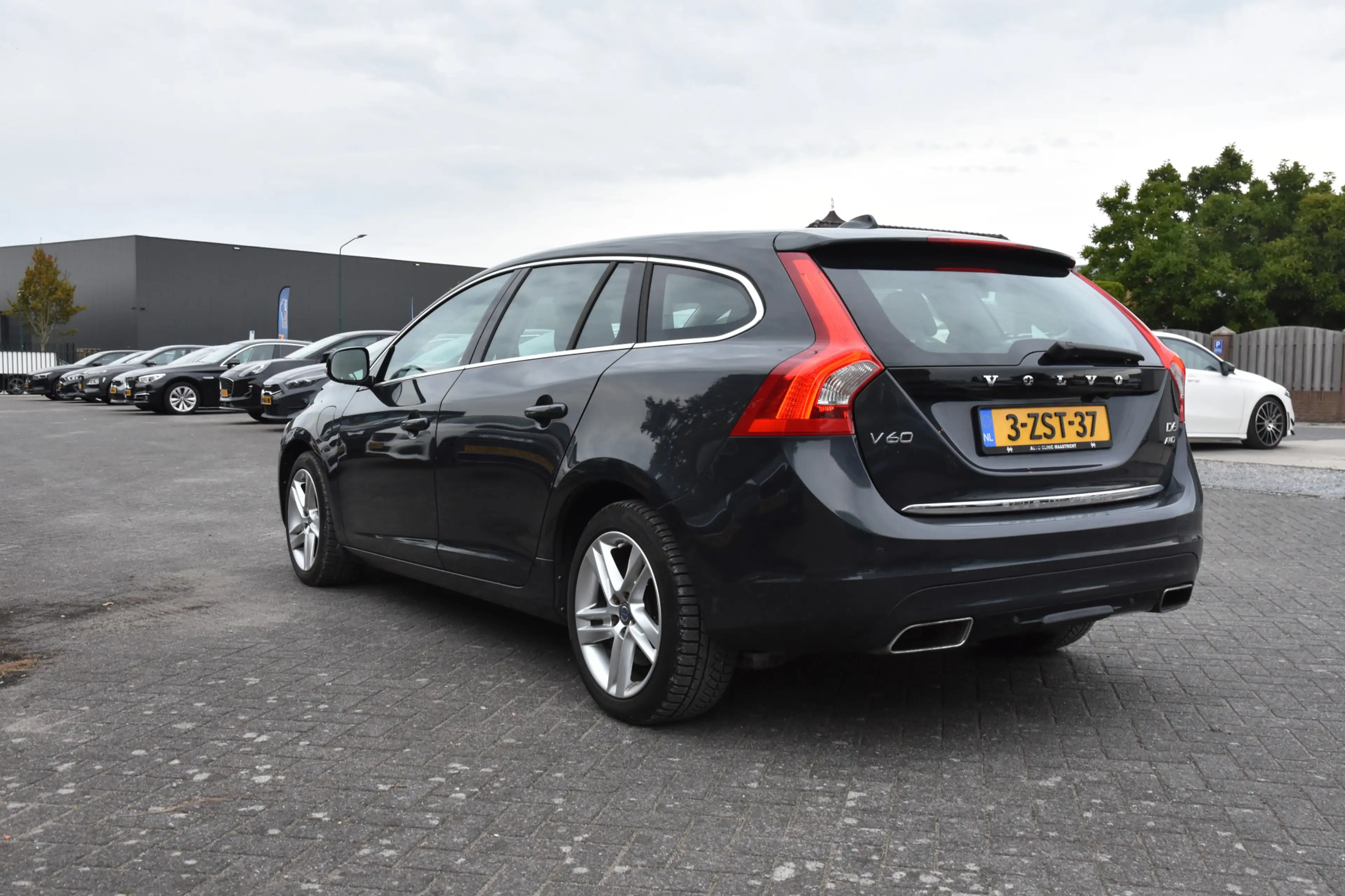 Volvo V60 2.4 D6 AWD Plug-In Hybrid Summum EXPORT / BUSINESS — photo 2