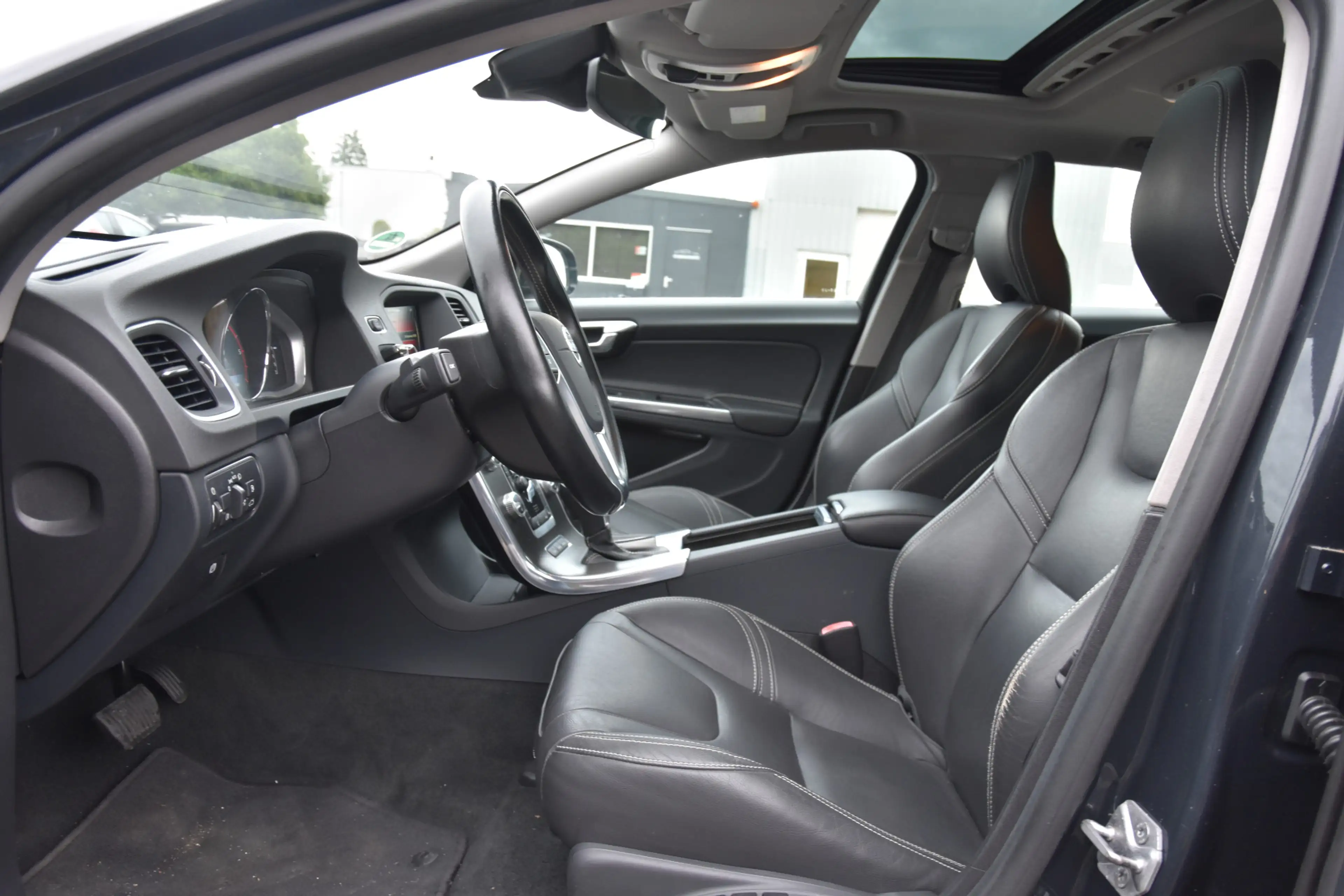 Volvo V60 2.4 D6 AWD Plug-In Hybrid Summum EXPORT / BUSINESS — photo 6
