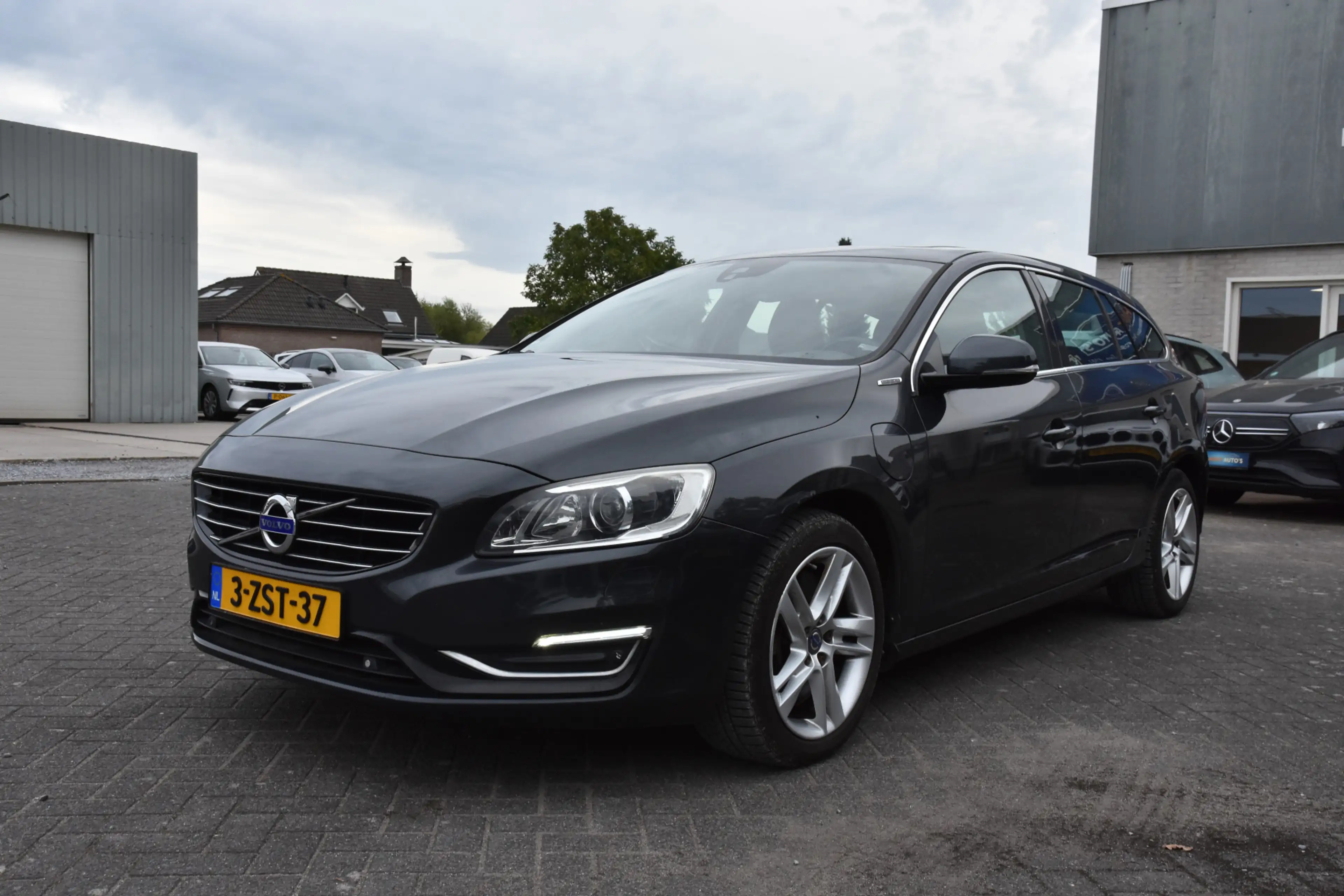 Volvo V60 2.4 D6 AWD Plug-In Hybrid Summum EXPORT / BUSINESS