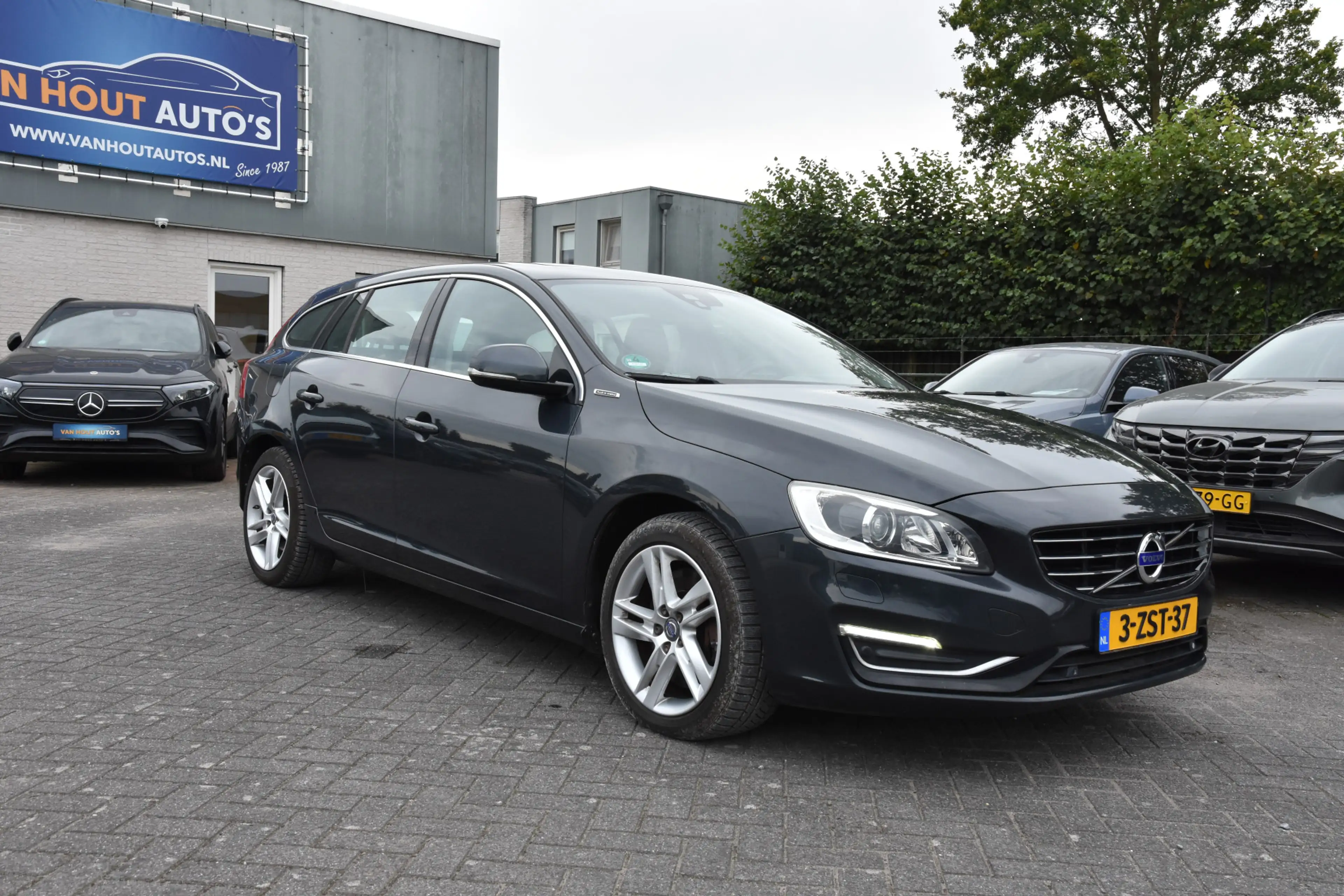 Volvo V60 2.4 D6 AWD Plug-In Hybrid Summum EXPORT / BUSINESS — photo 4