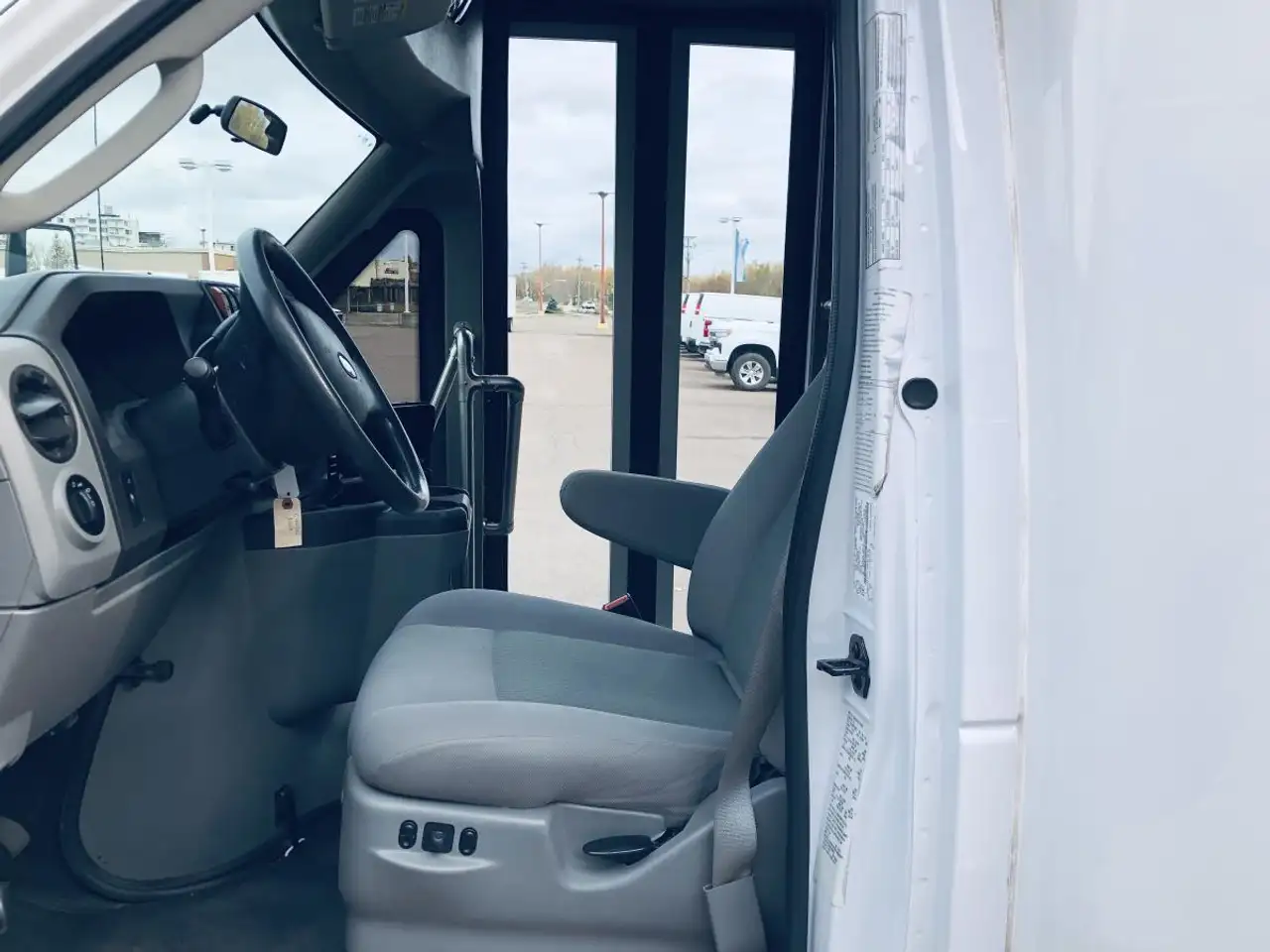 Ford E-450 снимка Ford E-450