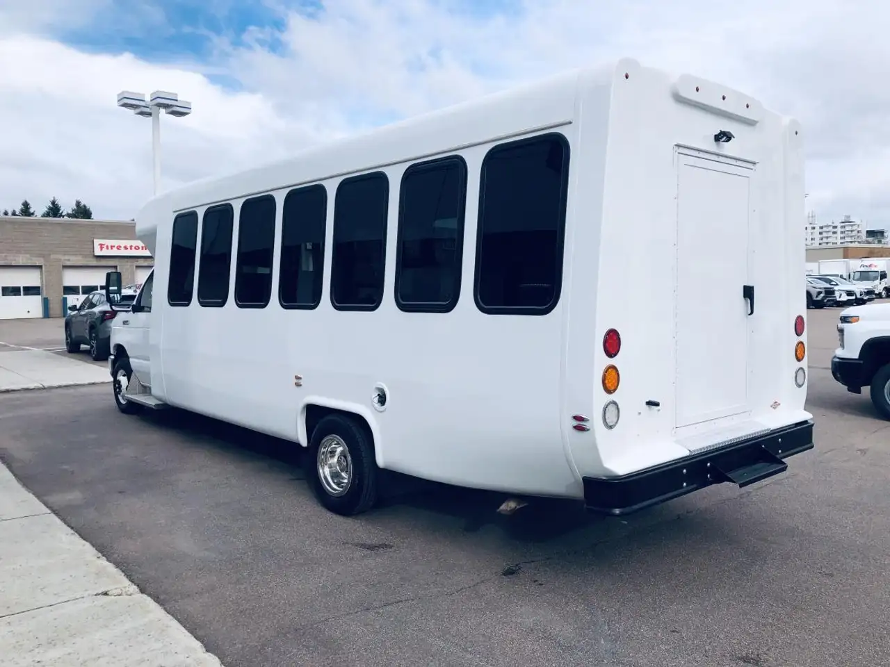 Ford E-450 снимка Ford E-450