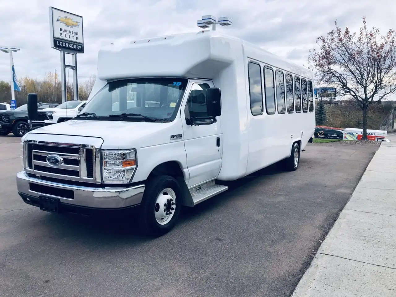 Ford E-450 снимка Ford E-450